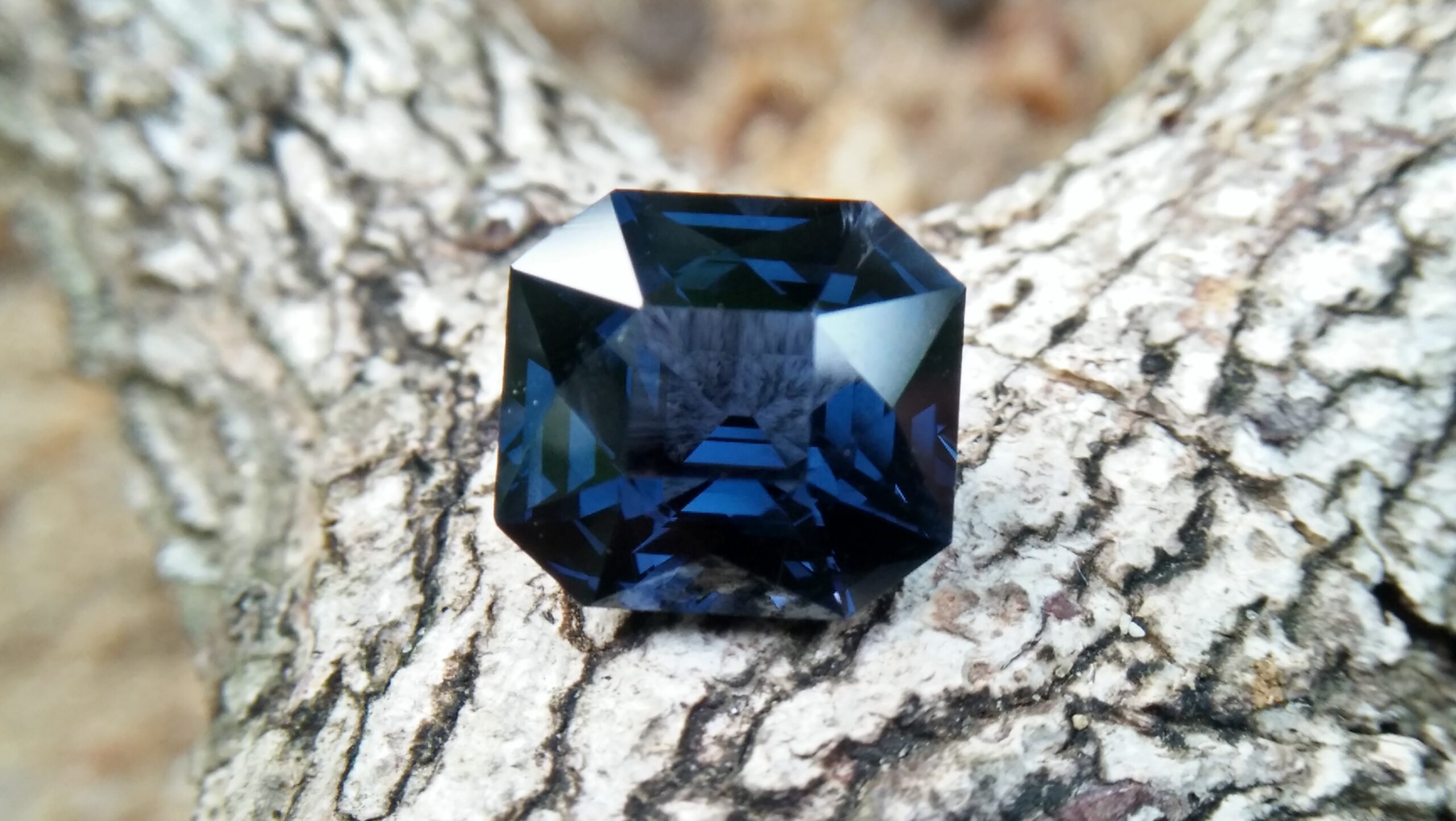 NATURAL Cobalt Spinel Shape : Octagon Clarity : SI Treatment : Natural/Unheated Weight : 5.10 Cts Colour : Violetish Green Blue Dimension : 10.15mm x 9.40mm x 6.57mm Cut : Octogen scissors "GGTL" Certified