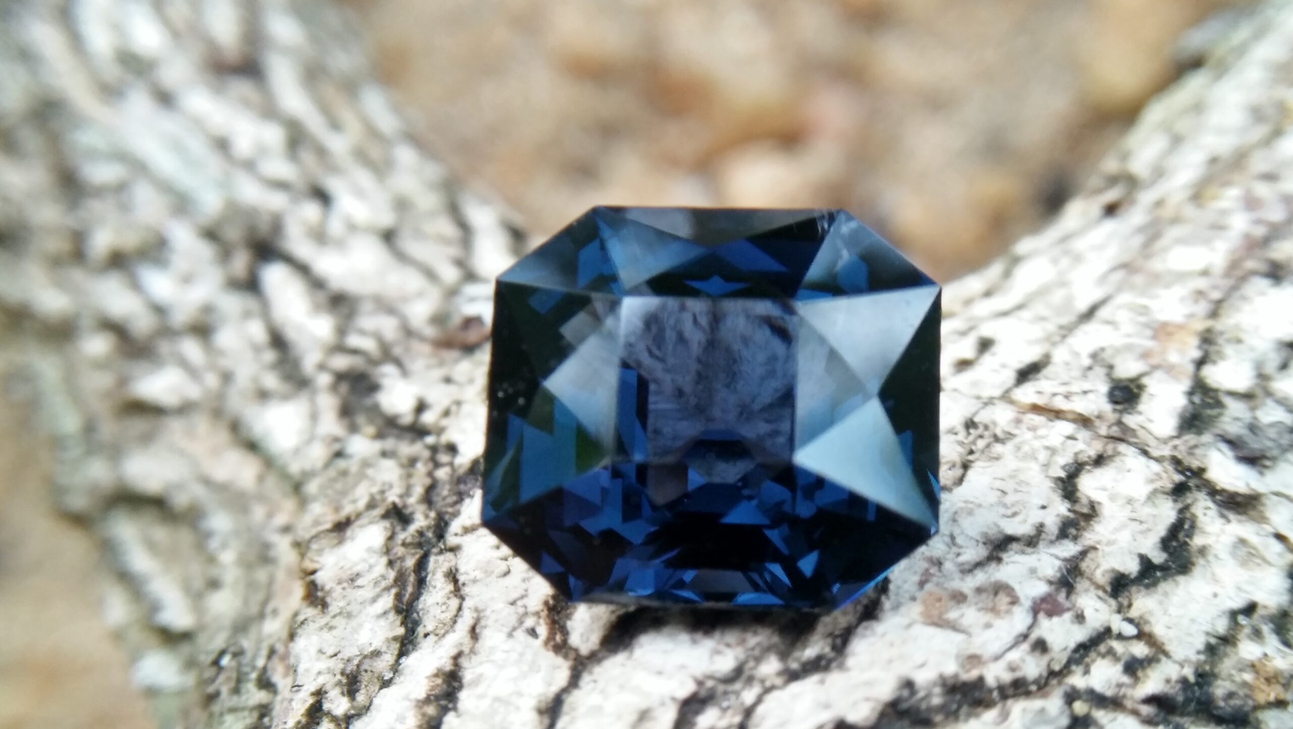 NATURAL Cobalt Spinel Shape : Octagon Clarity : SI Treatment : Natural/Unheated Weight : 5.10 Cts Colour : Violetish Green Blue Dimension : 10.15mm x 9.40mm x 6.57mm Cut : Octogen scissors "GGTL" Certified