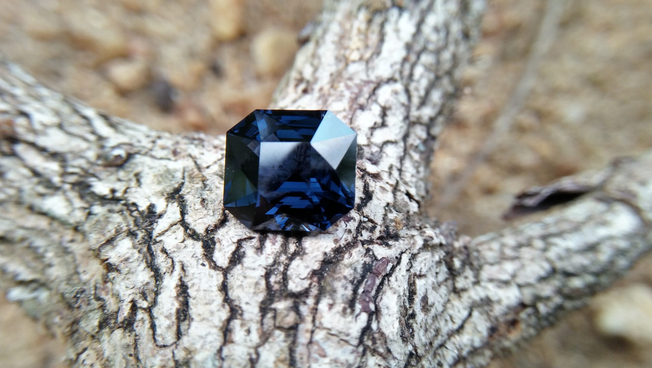 NATURAL Cobalt Spinel Shape : Octagon Clarity : SI Treatment : Natural/Unheated Weight : 5.10 Cts Colour : Violetish Green Blue Dimension : 10.15mm x 9.40mm x 6.57mm Cut : Octogen scissors "GGTL" Certified