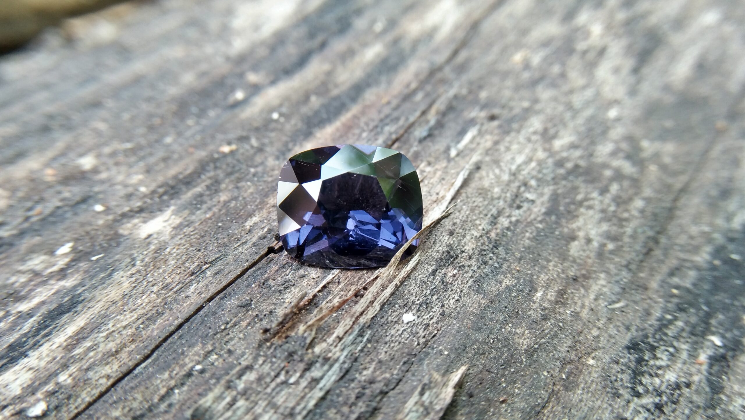 NATURAL Cobalt Spinel Shape : Cution Rectangular Clarity : Clean Cut : Mixed Cut Treatment : Natural/Unheated Weight : 3.60 Cts Colour : Violetish Blue Dimension : 10.37 mm x 8.87 mm x 5.26 mm Species : Natural Spinel Variety : Cobalt Spinel N L/: 71471 "GGTL" Certified (GIA Alumini Association Member)