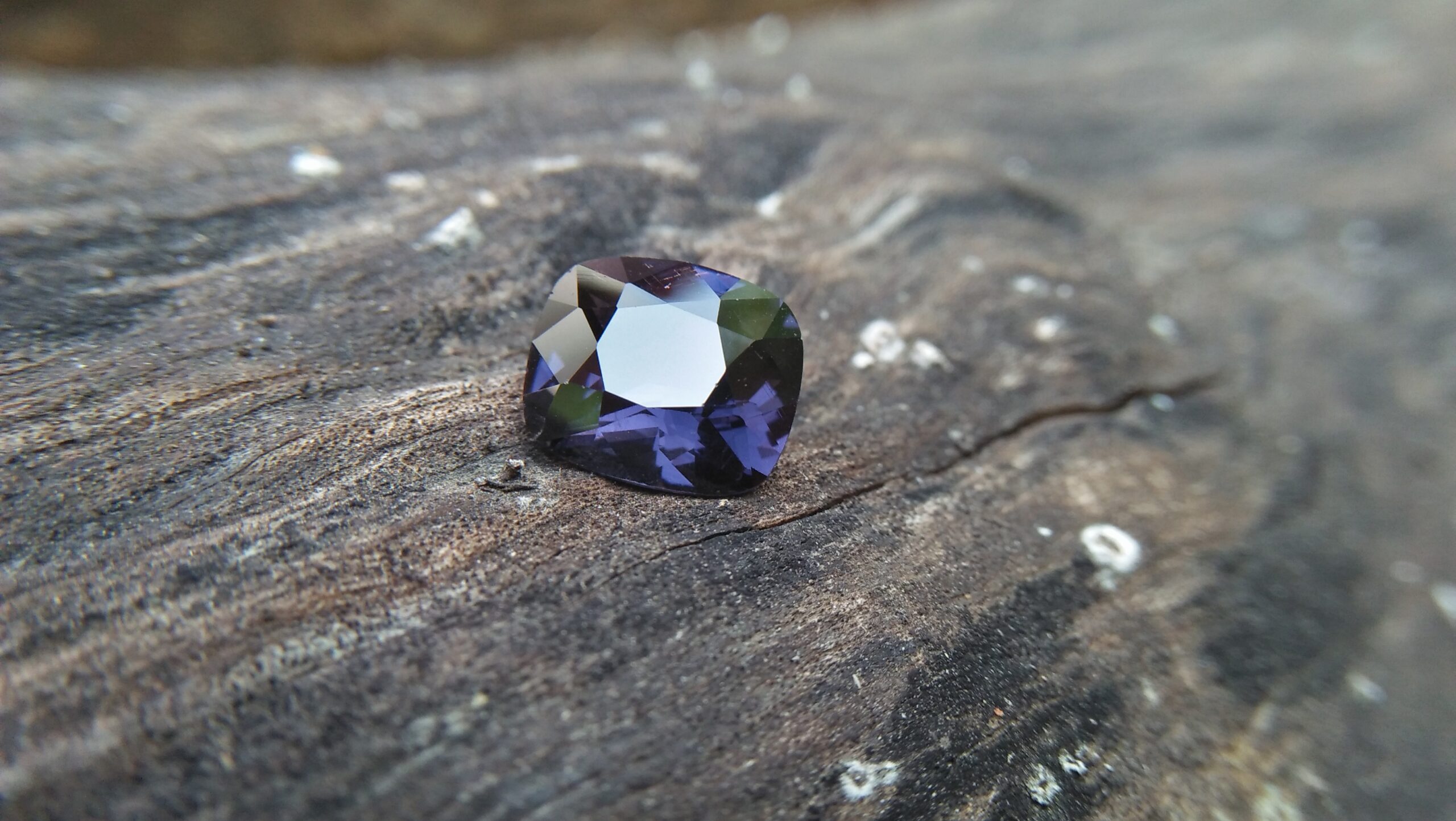 NATURAL Cobalt Spinel Shape : Cution Rectangular Clarity : Clean Cut : Mixed Cut Treatment : Natural/Unheated Weight : 3.60 Cts Colour : Violetish Blue Dimension : 10.37 mm x 8.87 mm x 5.26 mm Species : Natural Spinel Variety : Cobalt Spinel N L/: 71471 "GGTL" Certified (GIA Alumini Association Member)