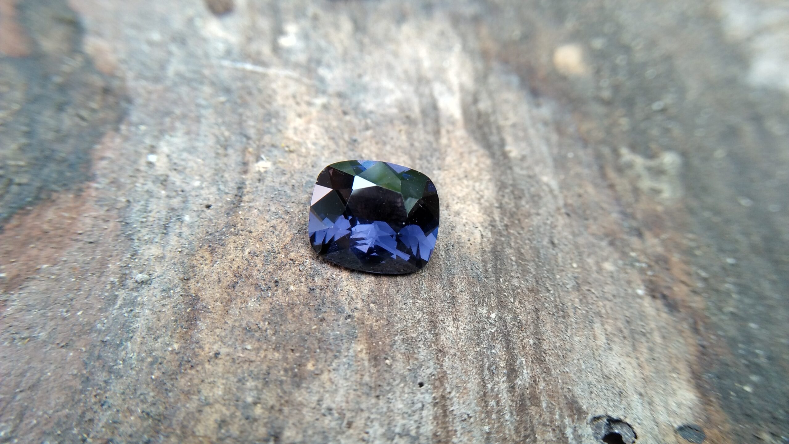 NATURAL Cobalt Spinel Shape : Cution Rectangular Clarity : Clean Cut : Mixed Cut Treatment : Natural/Unheated Weight : 3.60 Cts Colour : Violetish Blue Dimension : 10.37 mm x 8.87 mm x 5.26 mm Species : Natural Spinel Variety : Cobalt Spinel N L/: 71471 "GGTL" Certified (GIA Alumini Association Member)
