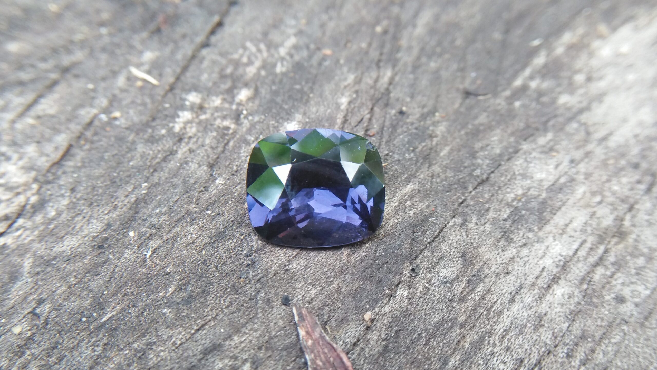 NATURAL Cobalt Spinel Shape : Cution Rectangular Clarity : Clean Cut : Mixed Cut Treatment : Natural/Unheated Weight : 3.60 Cts Colour : Violetish Blue Dimension : 10.37 mm x 8.87 mm x 5.26 mm Species : Natural Spinel Variety : Cobalt Spinel N L/: 71471 "GGTL" Certified (GIA Alumini Association Member)