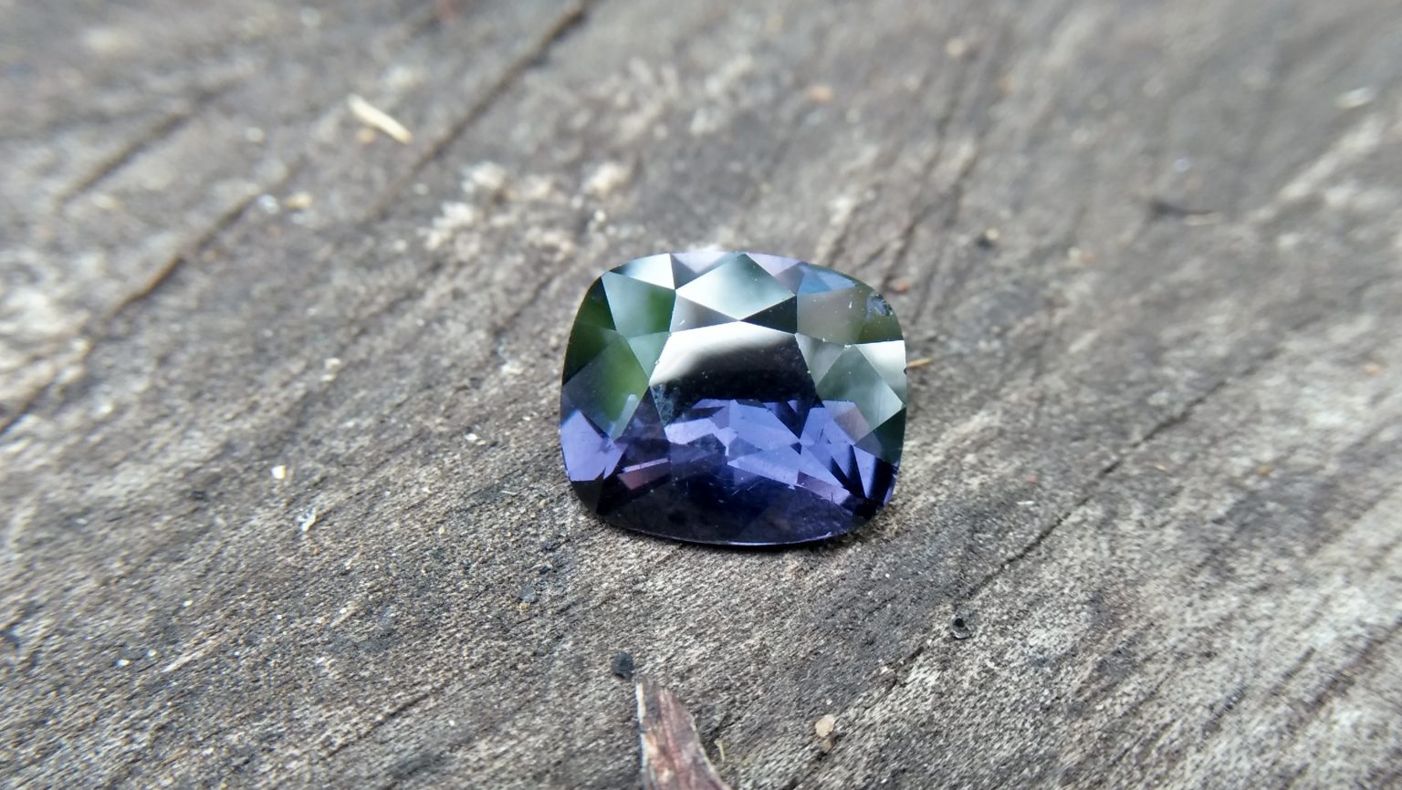 NATURAL Cobalt Spinel Shape : Cution Rectangular Clarity : Clean Cut : Mixed Cut Treatment : Natural/Unheated Weight : 3.60 Cts Colour : Violetish Blue Dimension : 10.37 mm x 8.87 mm x 5.26 mm Species : Natural Spinel Variety : Cobalt Spinel N L/: 71471 "GGTL" Certified (GIA Alumini Association Member)