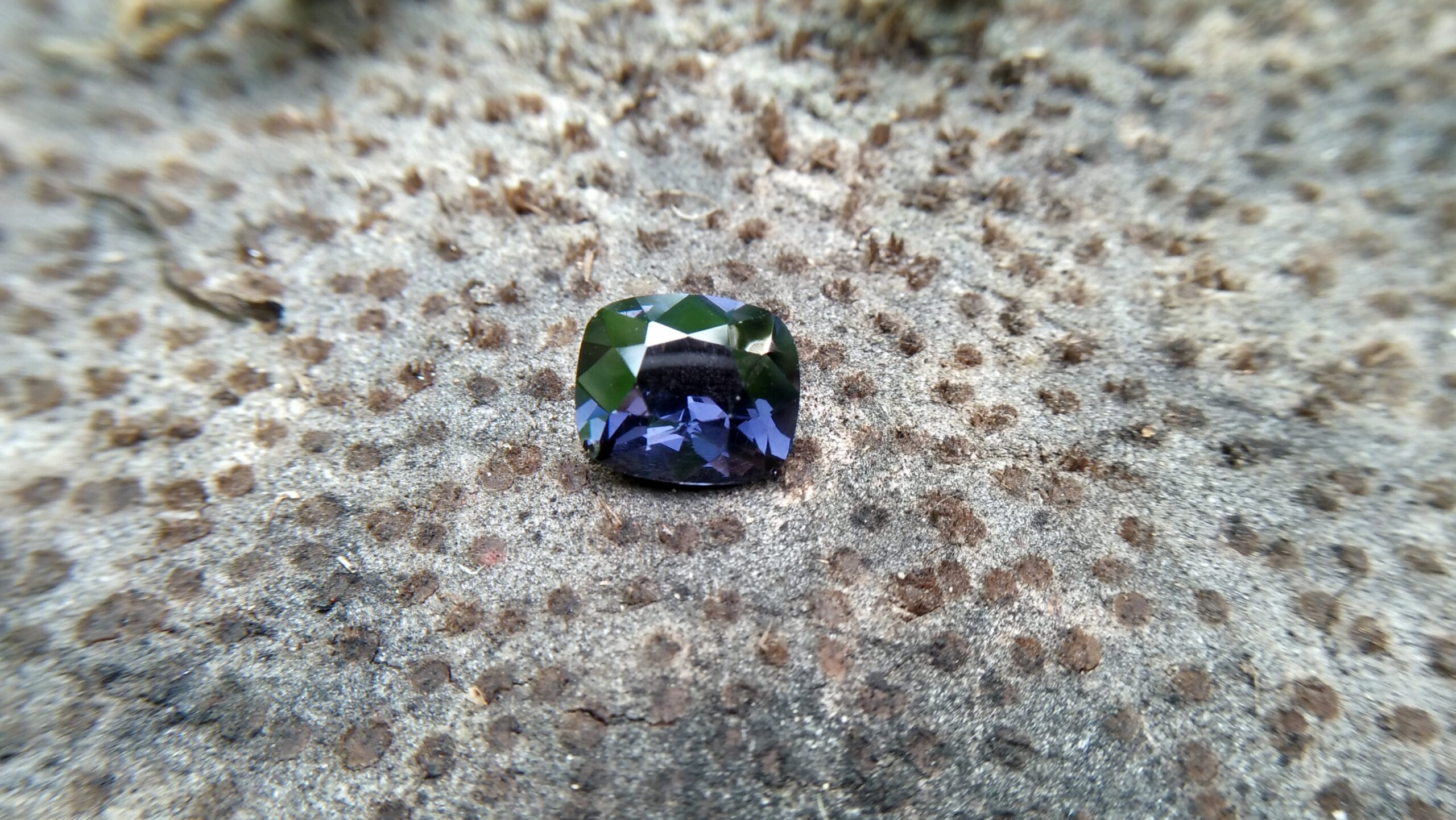 NATURAL Cobalt Spinel Shape : Cution Rectangular Clarity : Clean Cut : Mixed Cut Treatment : Natural/Unheated Weight : 3.60 Cts Colour : Violetish Blue Dimension : 10.37 mm x 8.87 mm x 5.26 mm Species : Natural Spinel Variety : Cobalt Spinel N L/: 71471 "GGTL" Certified (GIA Alumini Association Member)