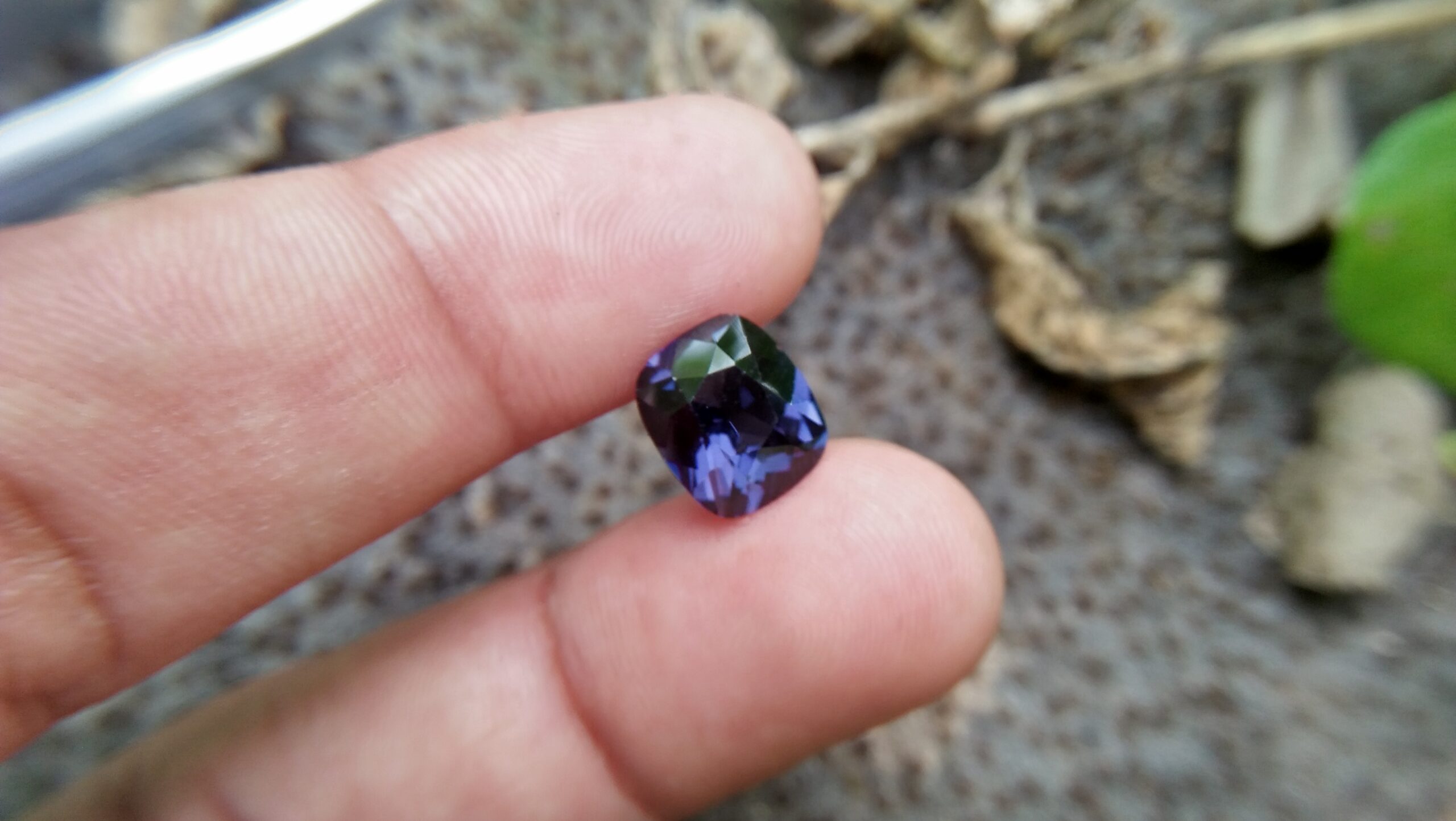 NATURAL Cobalt Spinel Shape : Cution Rectangular Clarity : Clean Cut : Mixed Cut Treatment : Natural/Unheated Weight : 3.60 Cts Colour : Violetish Blue Dimension : 10.37 mm x 8.87 mm x 5.26 mm Species : Natural Spinel Variety : Cobalt Spinel N L/: 71471 "GGTL" Certified (GIA Alumini Association Member)