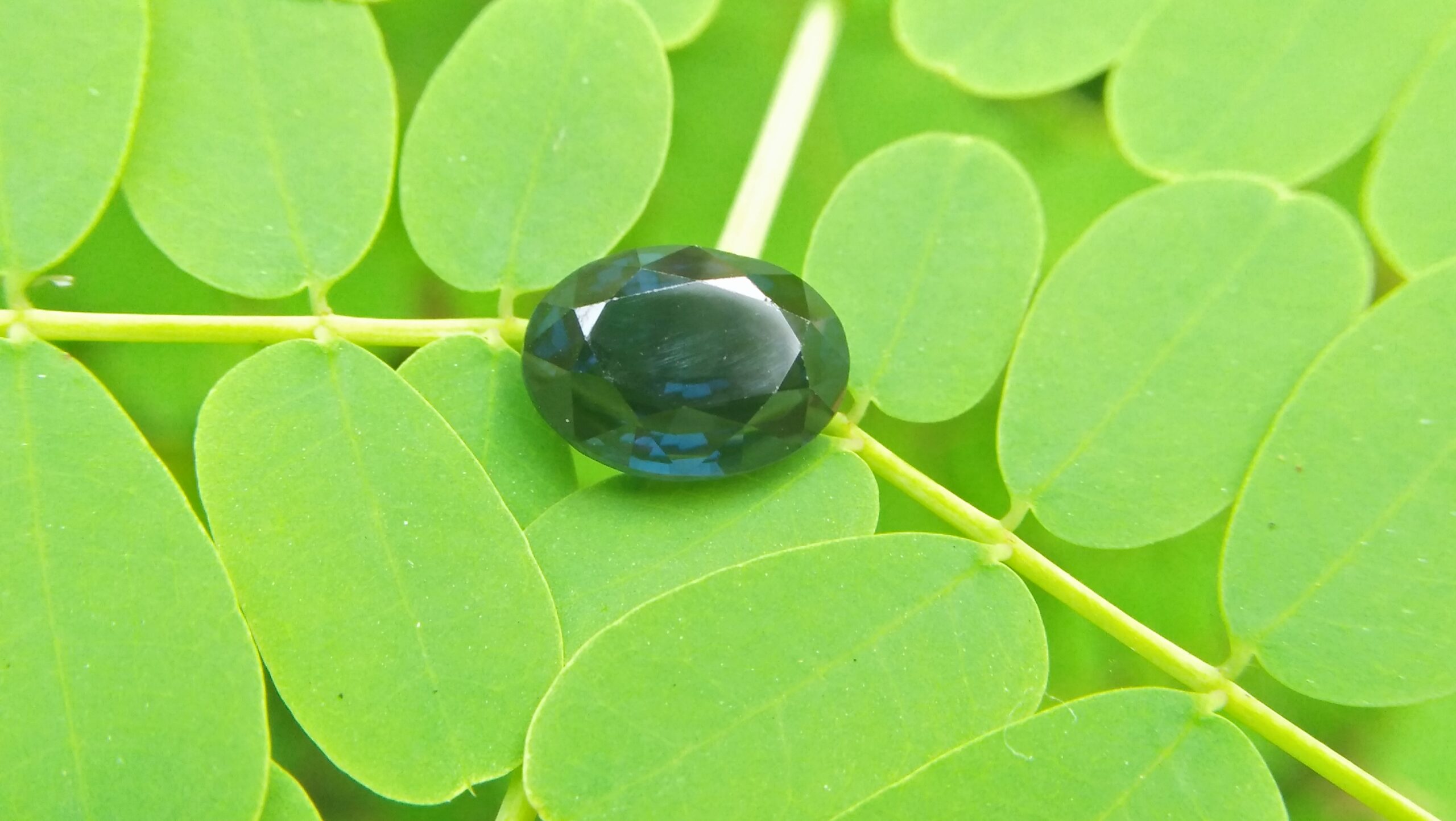 NATURAL Cobalt Spinel Shape : Ovel Clarity : SI Cut : Mixed Cut Treatment : Natural/Unheated Weight : 3.12 Cts Colour : Deep Violetish Green Blue Dimension : 9.31 mm x 7.18 mm x 5.48 mm Species : Natural Spinel Variety : Cobalt Spinel L/N : 68049 "GGTL" Certified (GIA Alumini Association Member)