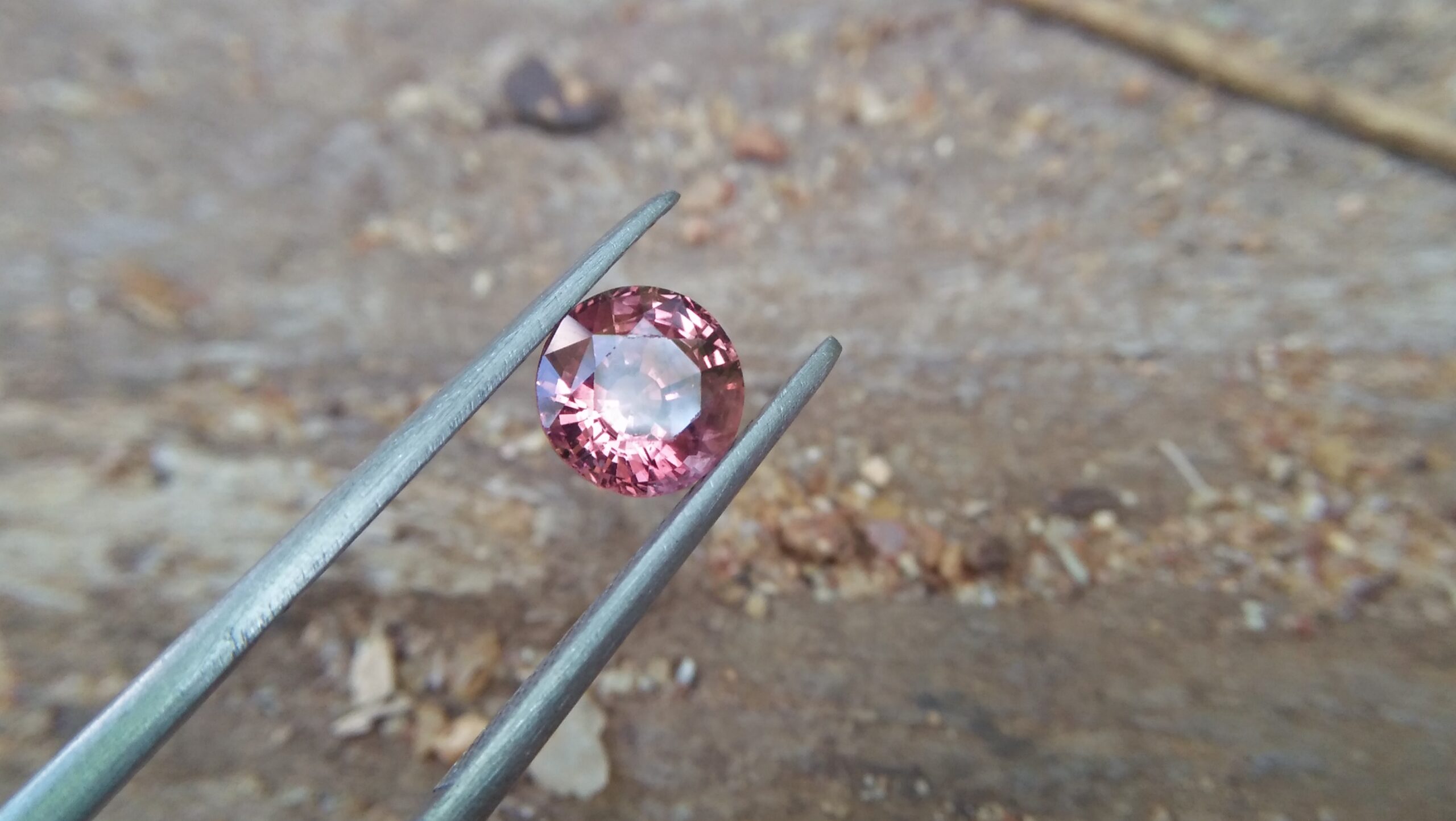 NATURAL Orangy Brown SAPPHIRE Shape : Round Dimension : 7 mm x 4.5 mm Weight : 1.70 Cts Clarity : SI Colour : Orangy Brown Transparency : Transparent Treatment : Unheated/Natural