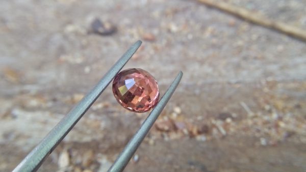 NATURAL Orangy Brown SAPPHIRE Shape : Round Dimension : 7 mm x 4.5 mm Weight : 1.70 Cts Clarity : SI Colour : Orangy Brown Transparency : Transparent Treatment : Unheated/Natural