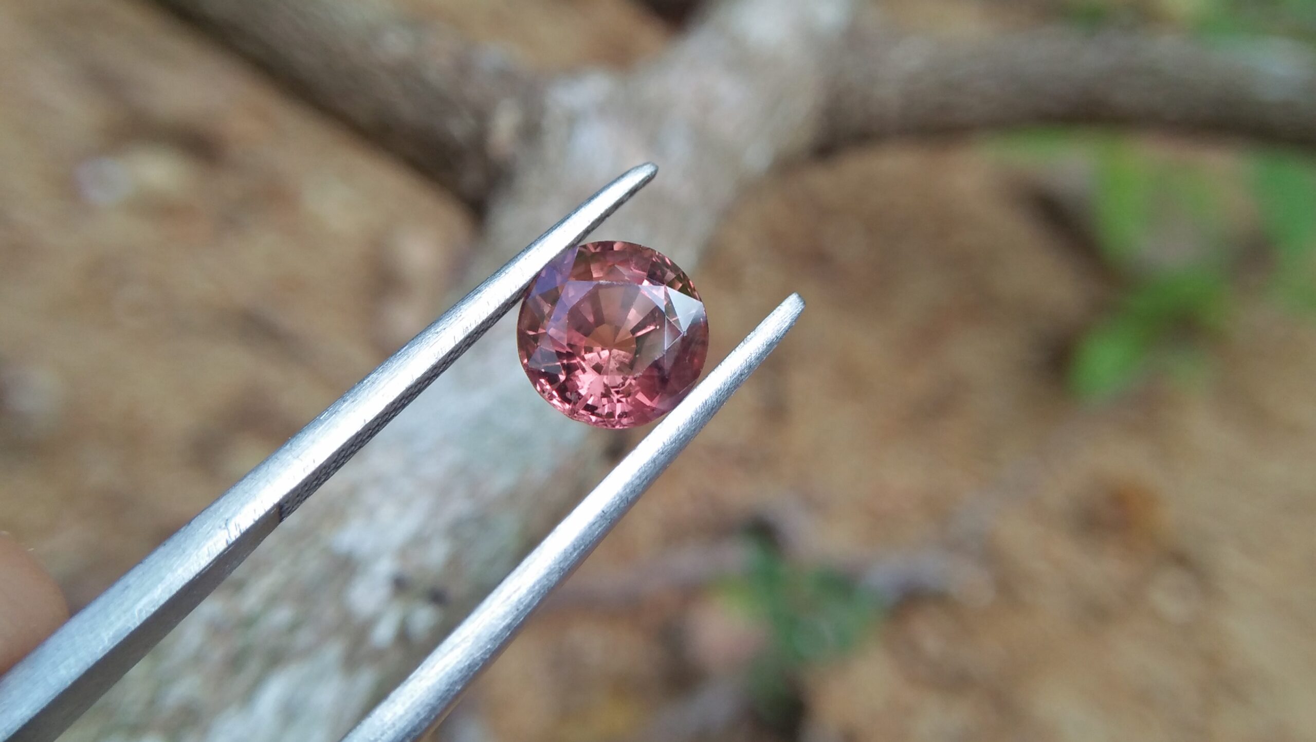 NATURAL Orangy Brown SAPPHIRE Shape : Round Dimension : 7 mm x 4.5 mm Weight : 1.70 Cts Clarity : SI Colour : Orangy Brown Transparency : Transparent Treatment : Unheated/Natural