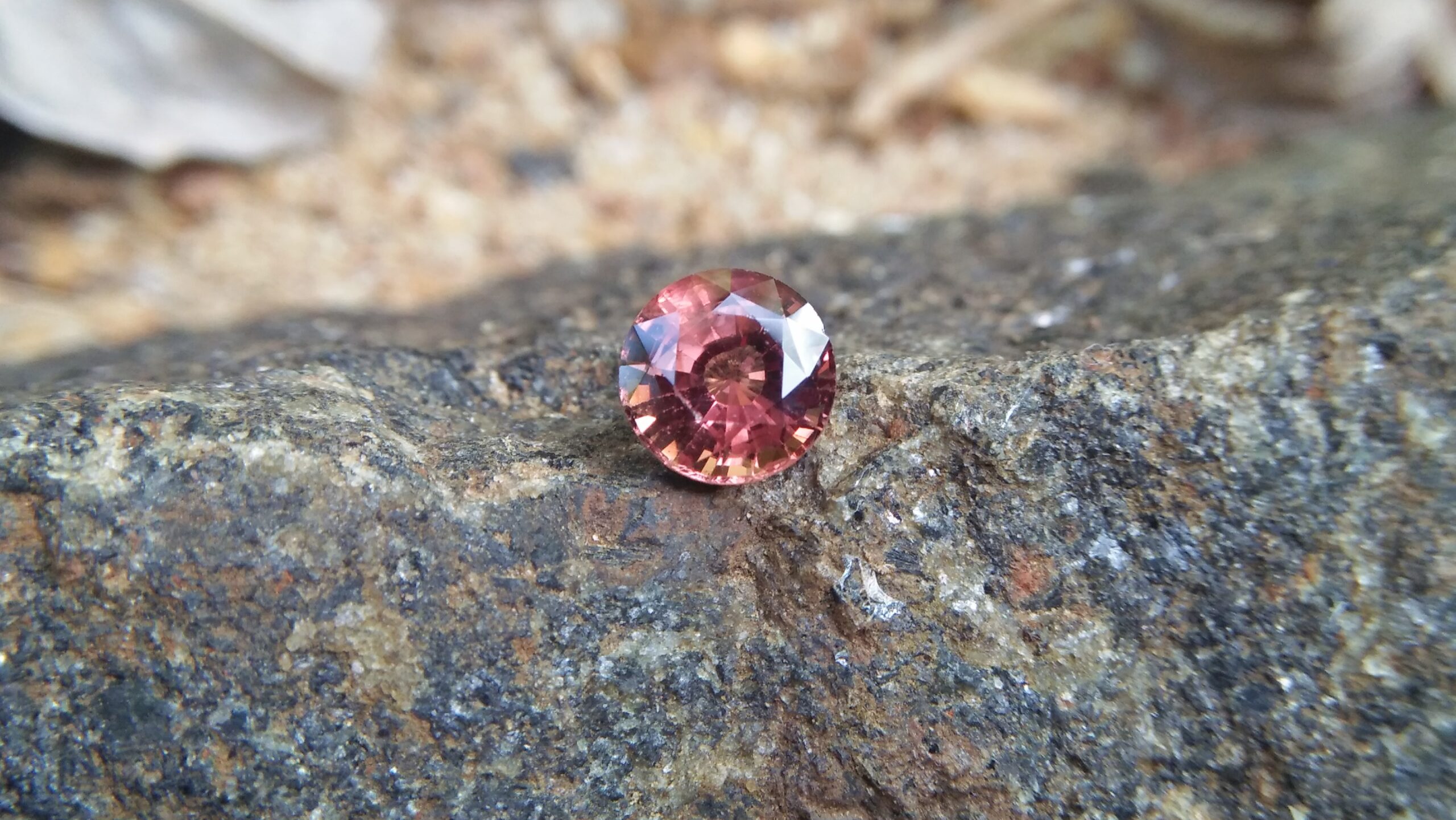 NATURAL Orangy Brown SAPPHIRE Shape : Round Dimension : 7 mm x 4.5 mm Weight : 1.70 Cts Clarity : SI Colour : Orangy Brown Transparency : Transparent Treatment : Unheated/Natural