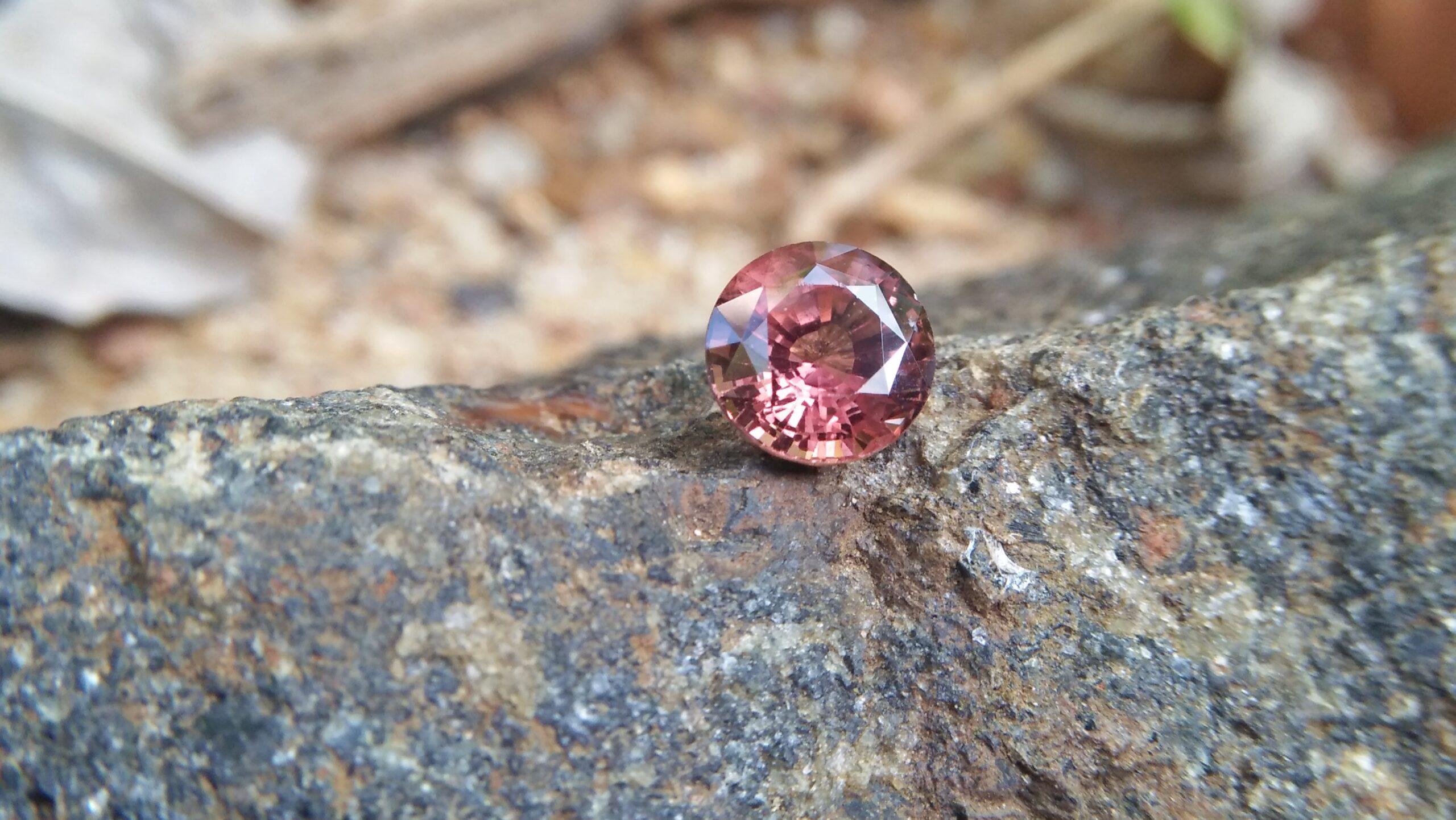 NATURAL Orangy Brown SAPPHIRE Shape : Round Dimension : 7 mm x 4.5 mm Weight : 1.70 Cts Clarity : SI Colour : Orangy Brown Transparency : Transparent Treatment : Unheated/Natural