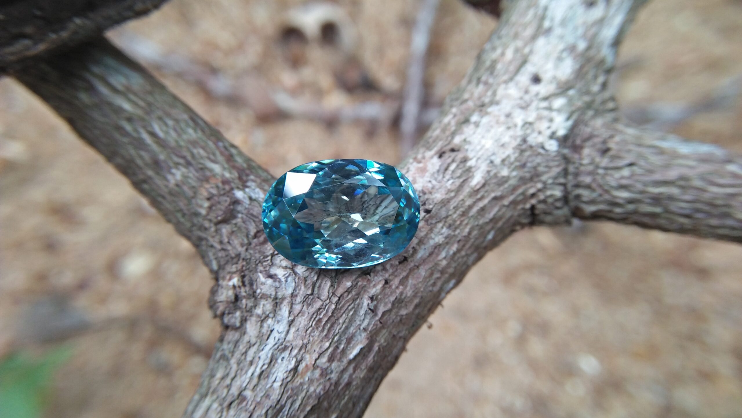 Natural Genuine Blue Zircon - Starlite WEIGHT : 13.03ct COLOUR : Vivid Greenish Blue CUT & SHAPE : Fancy Oval TRANSPARENCY : Transparent MEASUREMMENT : 15.2x 10.35 x 7.21mm SPECREUM : Rare earth spectrum TREATMENT : None "GLK" Certified ( GIA Alumni Association Member/ Member of Gemmological association Great Britain) GLK : UN - 01484 • Blue zircon is one of the US birthstones for December