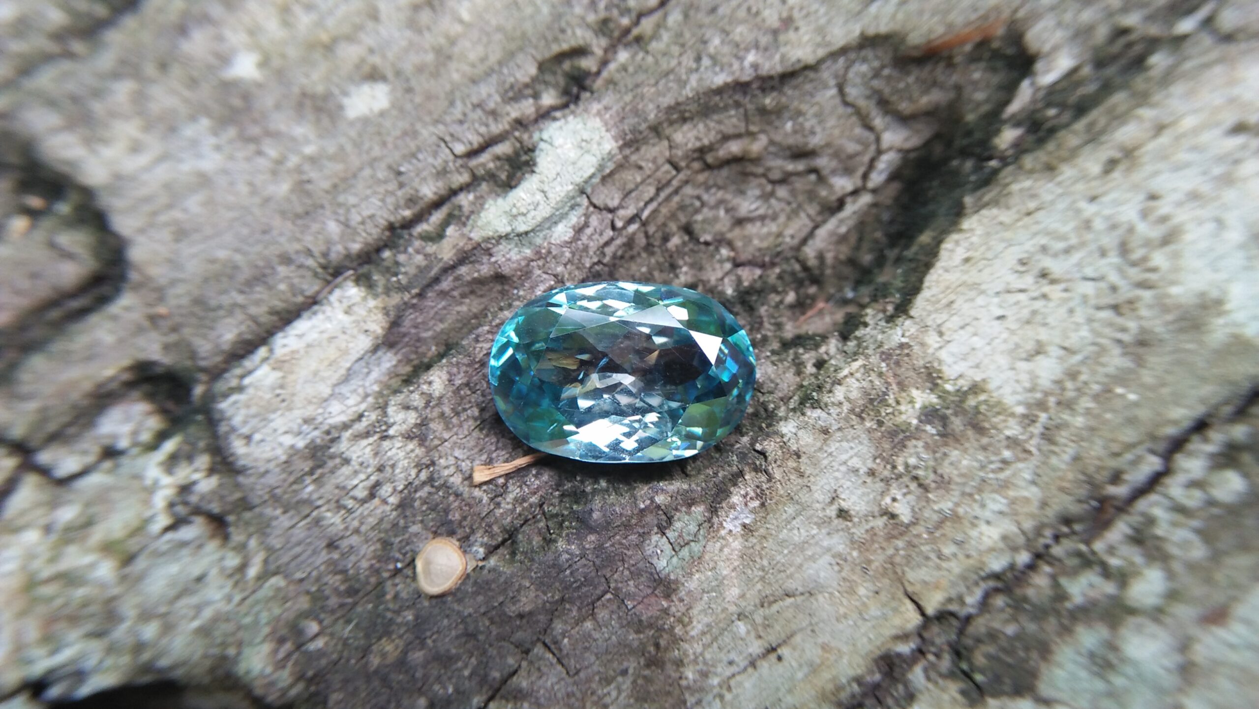 Natural Genuine Blue Zircon - Starlite WEIGHT : 13.03ct COLOUR : Vivid Greenish Blue CUT & SHAPE : Fancy Oval TRANSPARENCY : Transparent MEASUREMMENT : 15.2x 10.35 x 7.21mm SPECREUM : Rare earth spectrum TREATMENT : None "GLK" Certified ( GIA Alumni Association Member/ Member of Gemmological association Great Britain) GLK : UN - 01484 • Blue zircon is one of the US birthstones for December