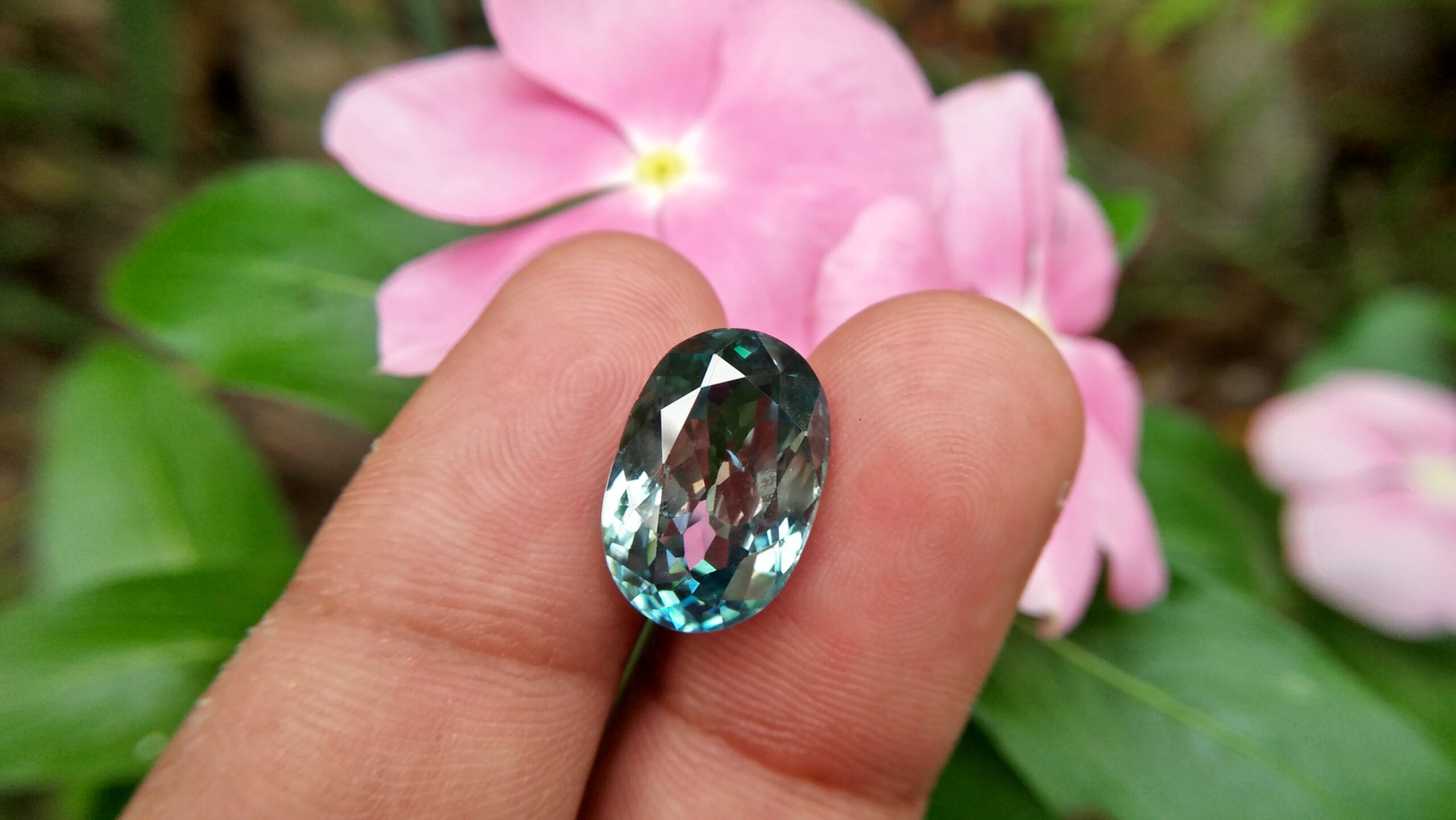 Natural Genuine Blue Zircon - Starlite WEIGHT : 13.03ct COLOUR : Vivid Greenish Blue CUT & SHAPE : Fancy Oval TRANSPARENCY : Transparent MEASUREMMENT : 15.2x 10.35 x 7.21mm SPECREUM : Rare earth spectrum TREATMENT : None "GLK" Certified ( GIA Alumni Association Member/ Member of Gemmological association Great Britain) GLK : UN - 01484 • Blue zircon is one of the US birthstones for December