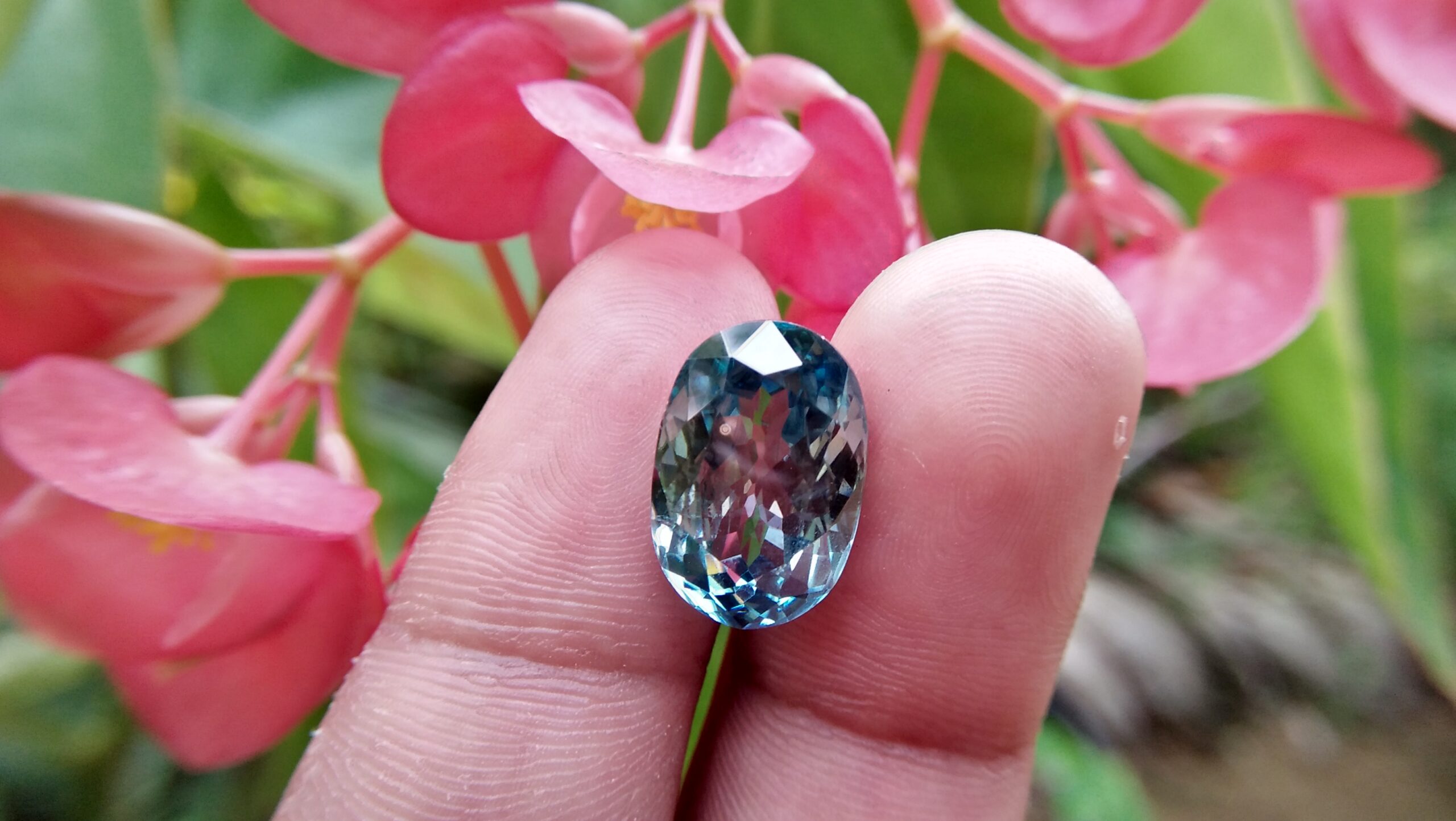 Natural Genuine Blue Zircon - Starlite WEIGHT : 13.03ct COLOUR : Vivid Greenish Blue CUT & SHAPE : Fancy Oval TRANSPARENCY : Transparent MEASUREMMENT : 15.2x 10.35 x 7.21mm SPECREUM : Rare earth spectrum TREATMENT : None "GLK" Certified ( GIA Alumni Association Member/ Member of Gemmological association Great Britain) GLK : UN - 01484 • Blue zircon is one of the US birthstones for December