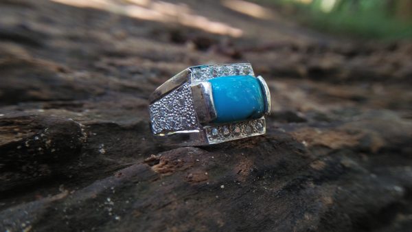 Natural Torquoise Pio - Silver Ring Stone Dimension : 11.5mm x 8mm x 3.5 mm Shape : Octagonal Treatment : None/ Natural Origin : United States Metal : Pio Silver Stones : Natural Turquoise & 24 AD (American Diamond) Weight : 10.12 Gram super healing stone for Headaches