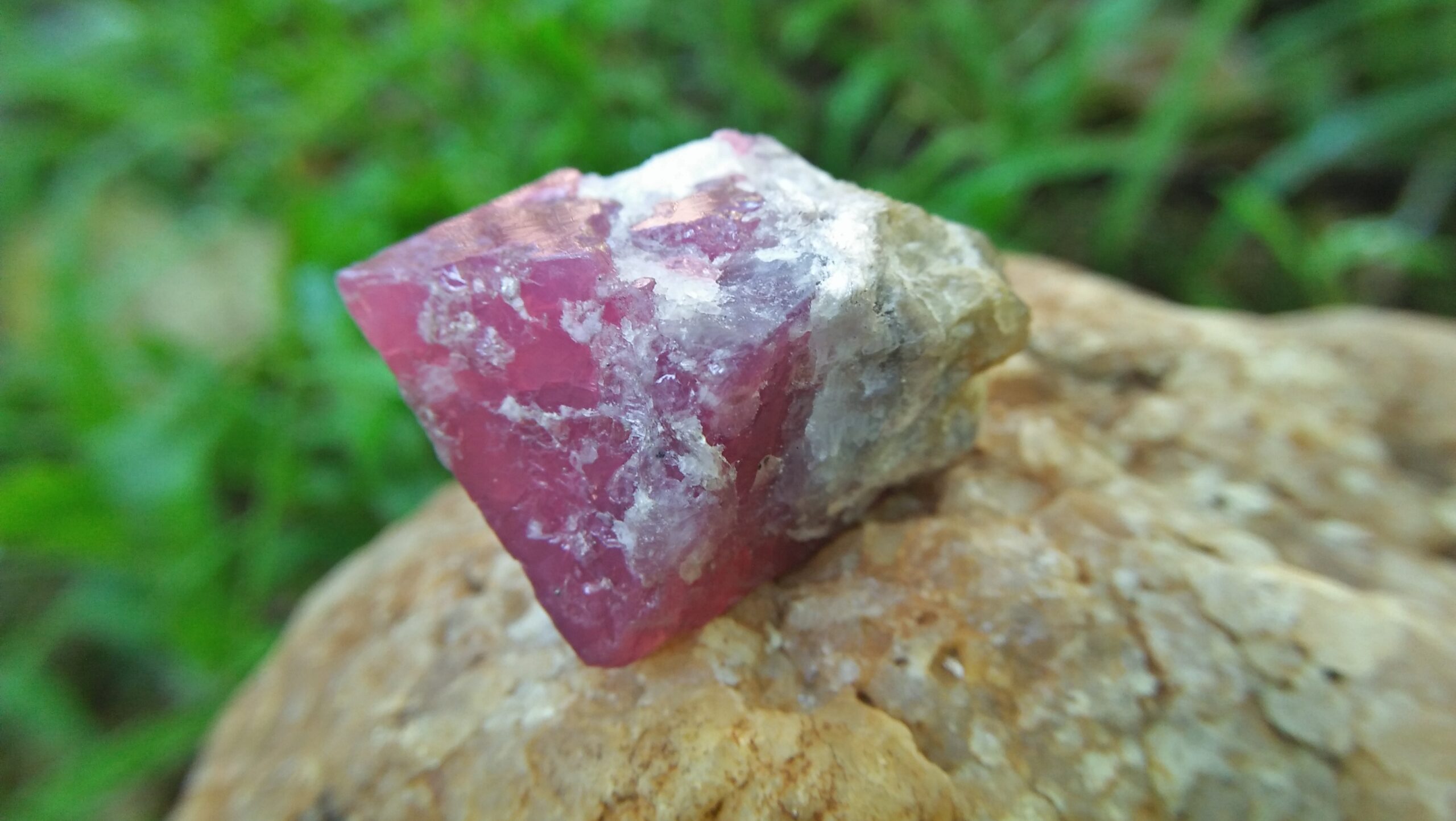 Natural Pink Spinel Crystal Specimen Weight : 113.30 Cts Fluorescence : Very good Fluorescence under UV light Treatment : None/ Natural