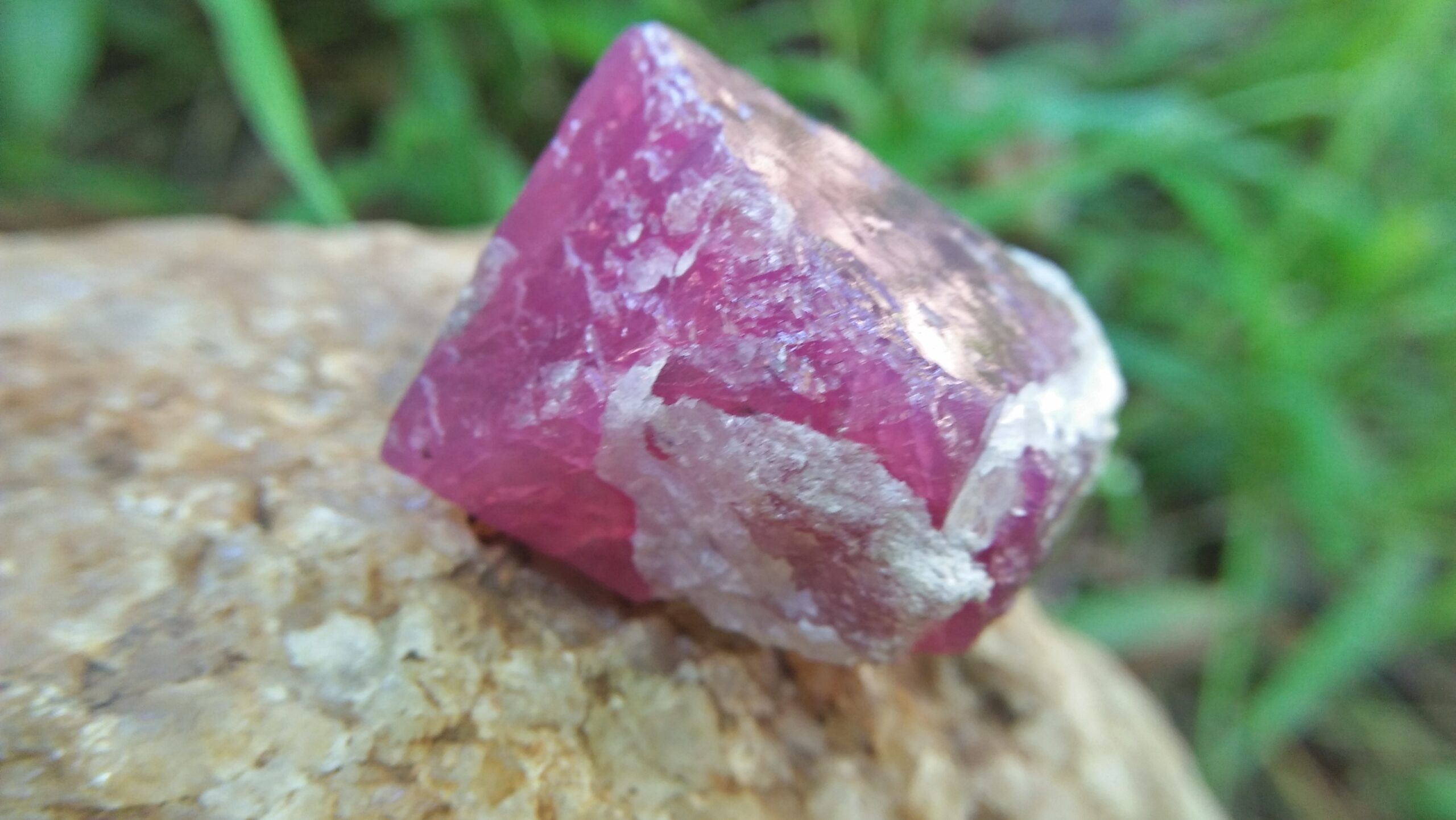 Natural Pink Spinel Crystal Specimen Weight : 113.30 Cts Fluorescence : Very good Fluorescence under UV light Treatment : None/ Natural
