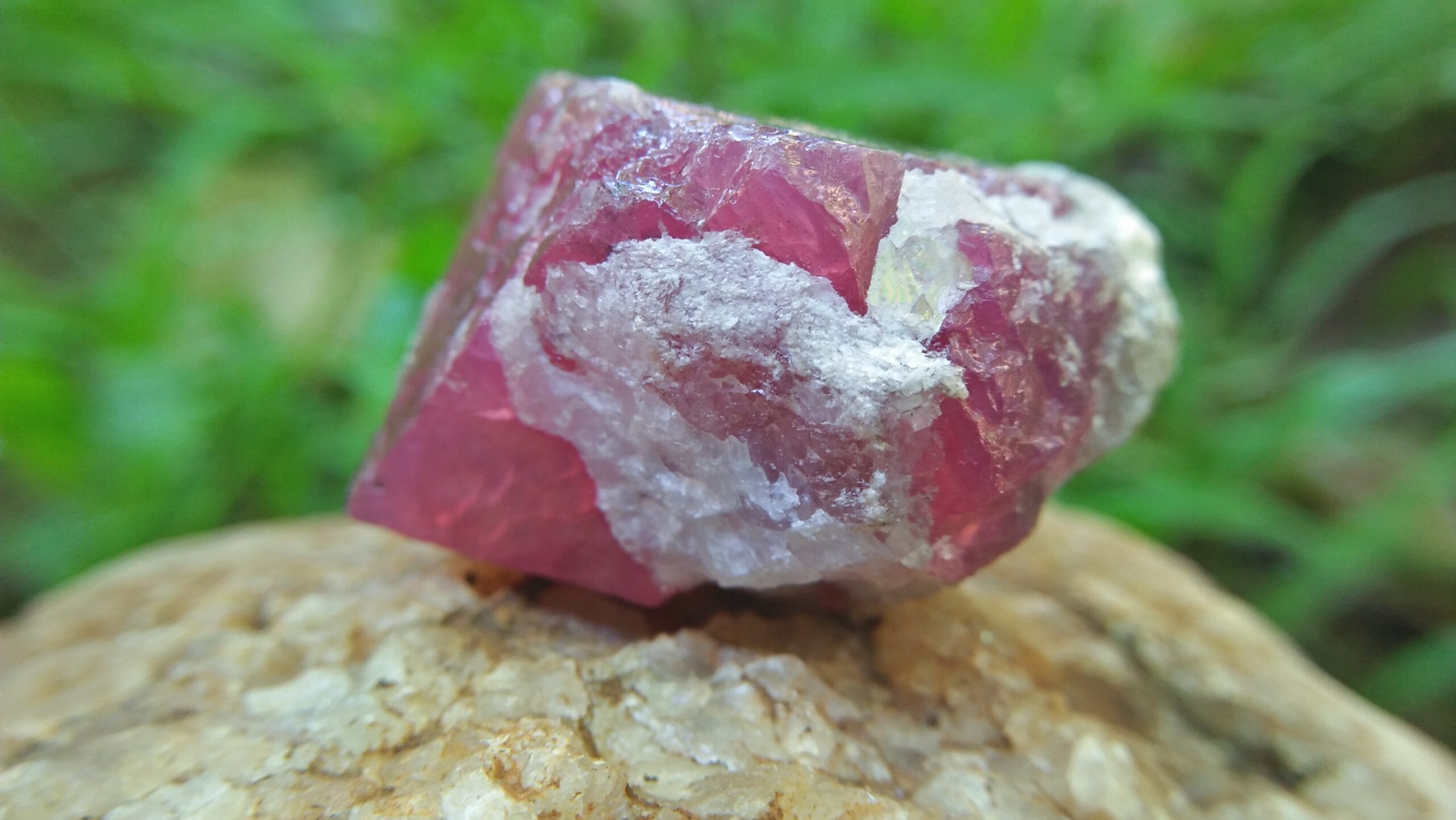 Natural Pink Spinel Crystal Specimen Weight : 113.30 Cts Fluorescence : Very good Fluorescence under UV light Treatment : None/ Natural