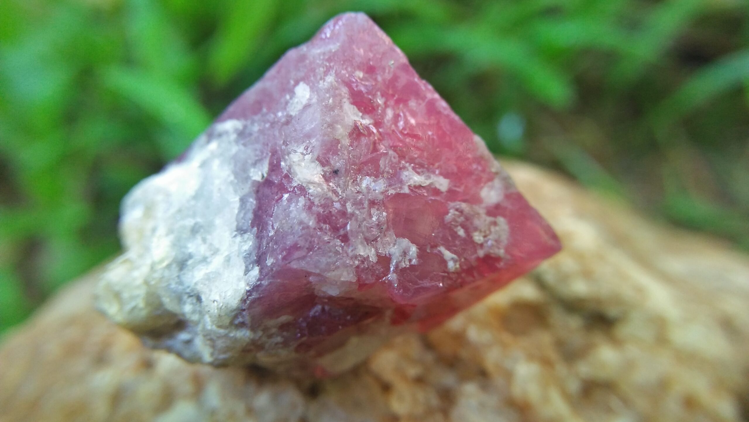 Natural Pink Spinel Crystal Specimen Weight : 113.30 Cts Fluorescence : Very good Fluorescence under UV light Treatment : None/ Natural