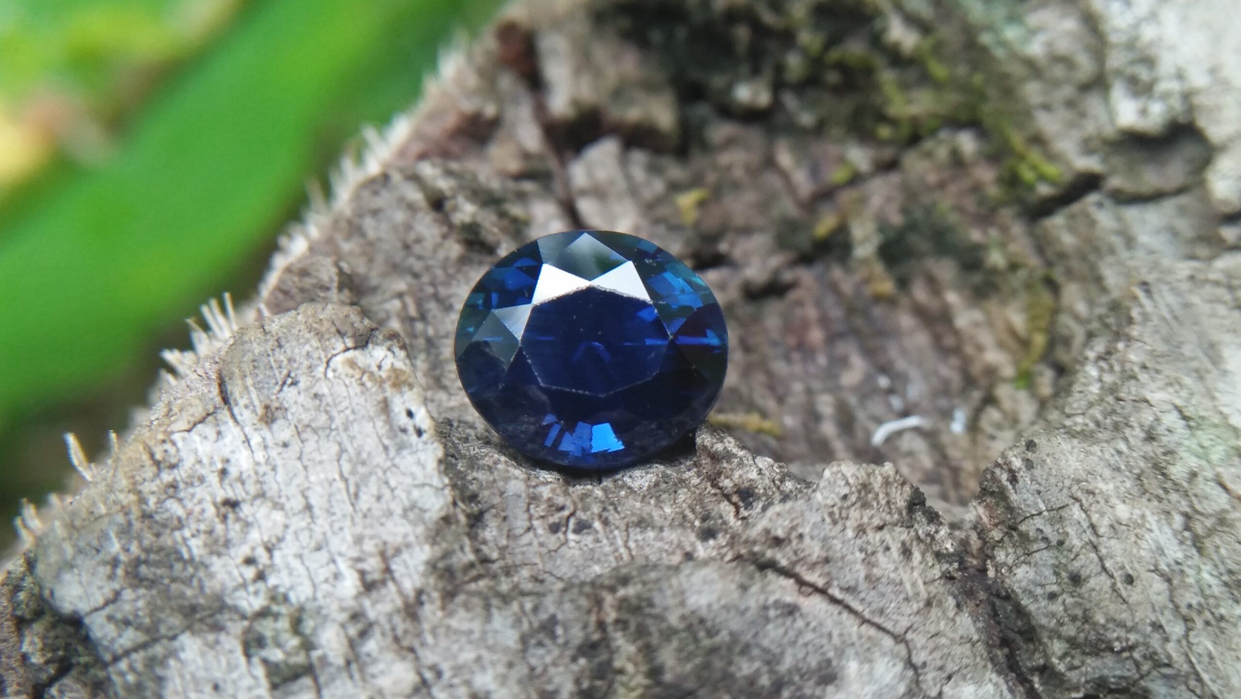Sapphire is the birthstone for September NATURAL BLUE SAPPHIRE Shape : Ovel Cut : Mixed Cut Dimension : 6.7mm x 5.9mm x 4.3mm Weight : 1.35Cts Clarity : VVS Colour : Royel Blue Transparency : Transparent