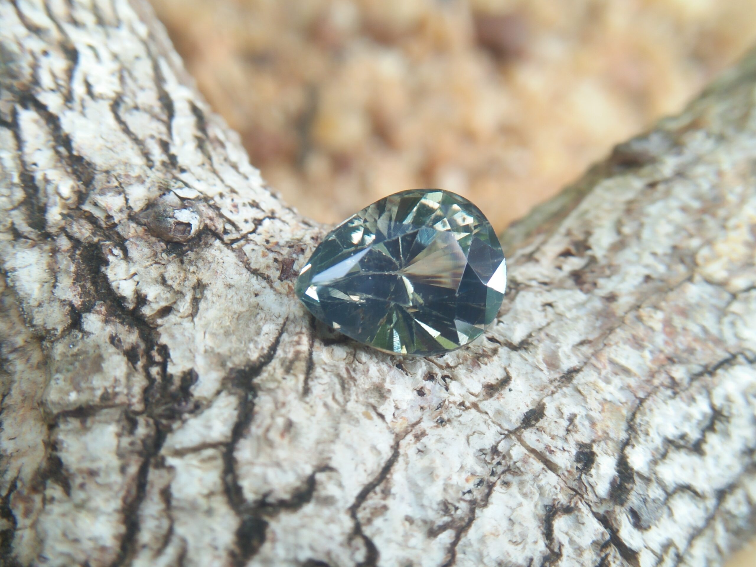 NATURAL Green SAPPHIRE Shape : Pear Cut : Mixed Cut Dimension : 9.1mm x 7.08mm x 5.8mm Weight : 2.90Cts Clarity : SI Colour : Green Transparency : Transparent
