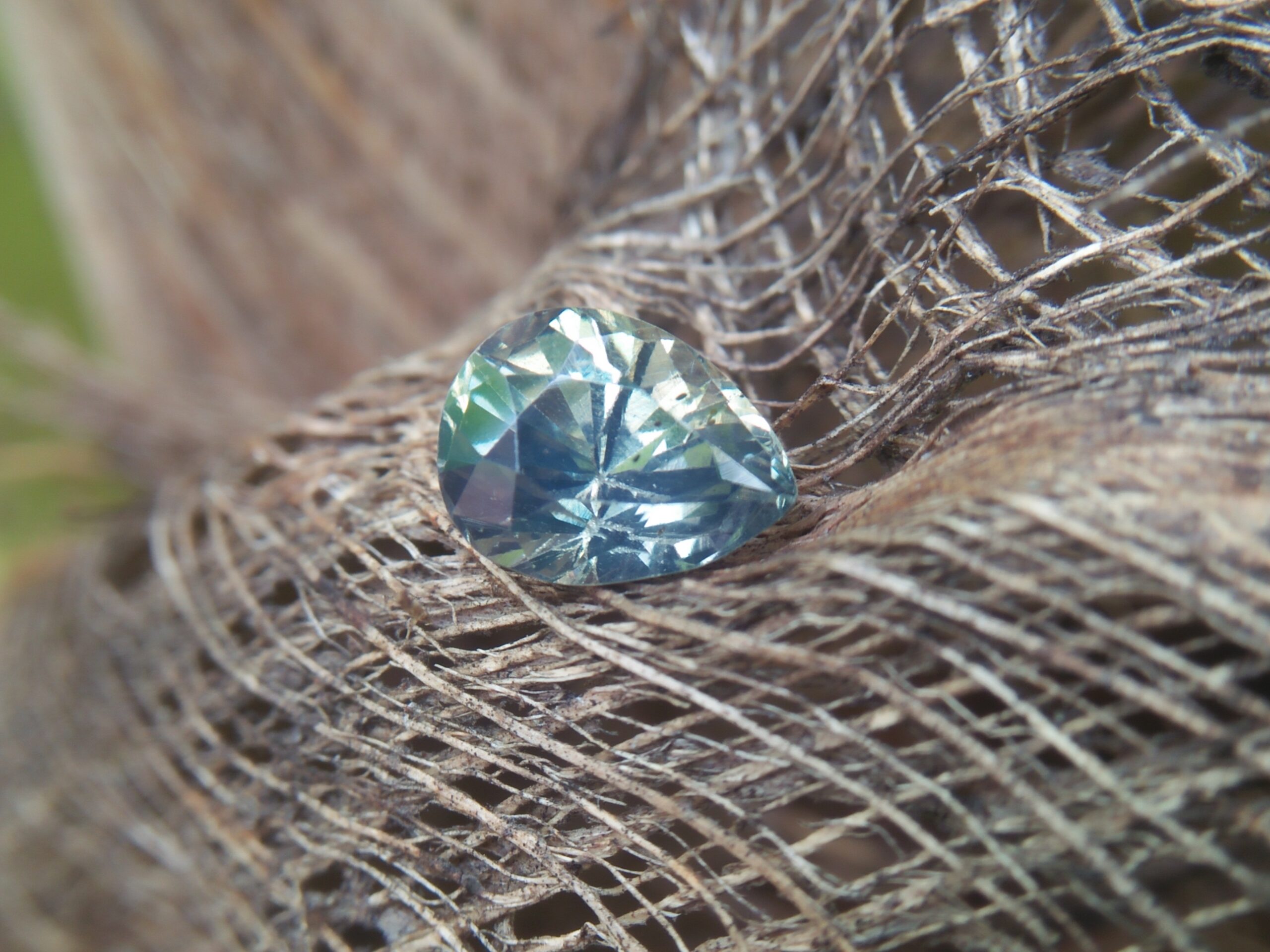 NATURAL Green SAPPHIRE Shape : Pear Cut : Mixed Cut Dimension : 9.1mm x 7.08mm x 5.8mm Weight : 2.90Cts Clarity : SI Colour : Green Transparency : Transparent