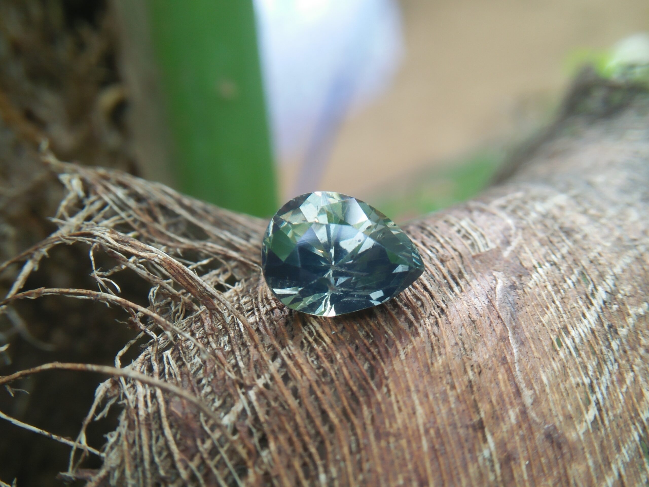 NATURAL Green SAPPHIRE Shape : Pear Cut : Mixed Cut Dimension : 9.1mm x 7.08mm x 5.8mm Weight : 2.90Cts Clarity : SI Colour : Green Transparency : Transparent