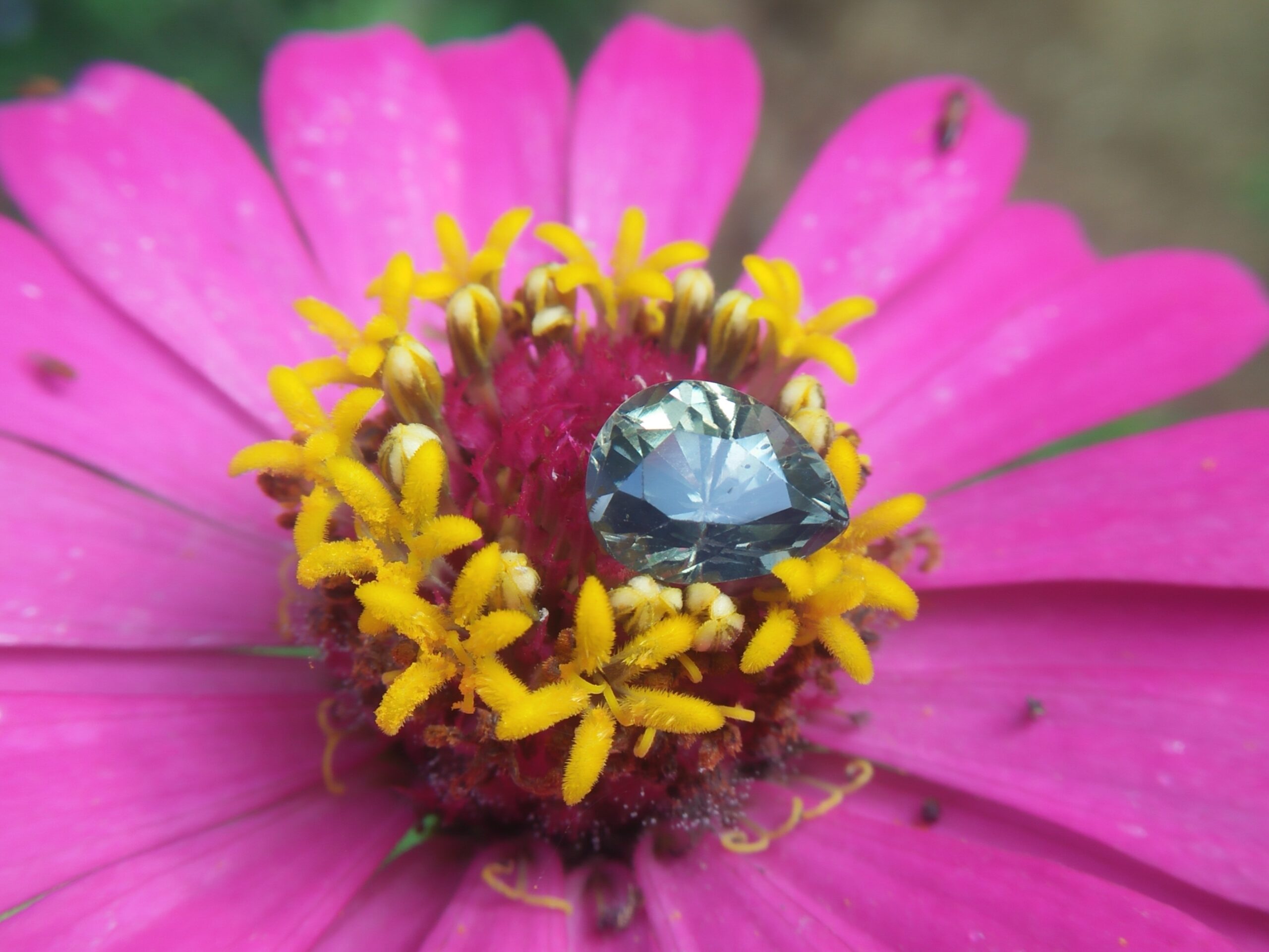 NATURAL Green SAPPHIRE Shape : Pear Cut : Mixed Cut Dimension : 9.1mm x 7.08mm x 5.8mm Weight : 2.90Cts Clarity : SI Colour : Green Transparency : Transparent