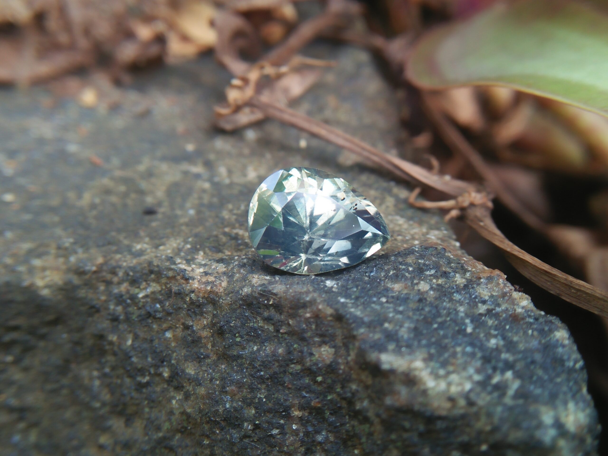 NATURAL Green SAPPHIRE Shape : Pear Cut : Mixed Cut Dimension : 9.1mm x 7.08mm x 5.8mm Weight : 2.90Cts Clarity : SI Colour : Green Transparency : Transparent