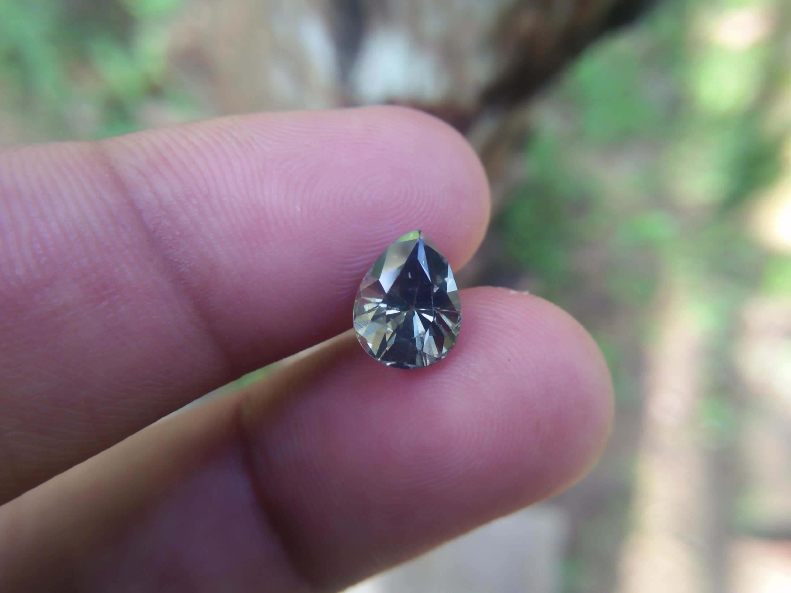 NATURAL Green SAPPHIRE Shape : Pear Cut : Mixed Cut Dimension : 9.1mm x 7.08mm x 5.8mm Weight : 2.90Cts Clarity : SI Colour : Green Transparency : Transparent