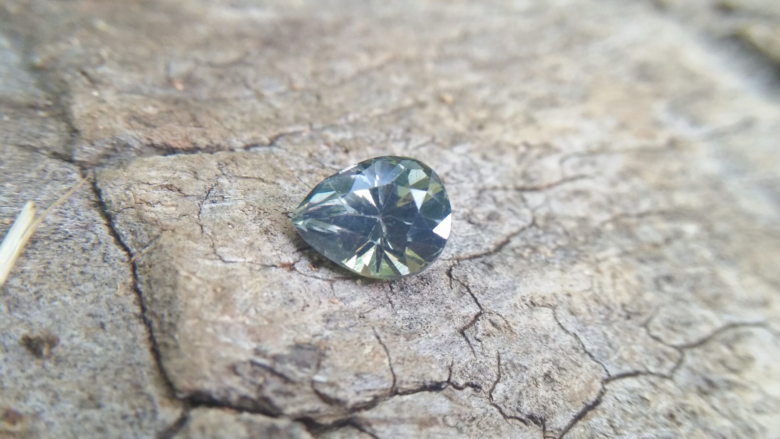 NATURAL Green SAPPHIRE Shape : Pear Cut : Mixed Cut Dimension : 9.1mm x 7.08mm x 5.8mm Weight : 2.90Cts Clarity : SI Colour : Green Transparency : Transparent