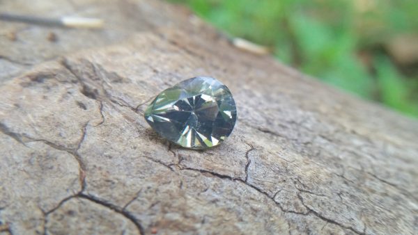 NATURAL Green SAPPHIRE Shape : Pear Cut : Mixed Cut Dimension : 9.1mm x 7.08mm x 5.8mm Weight : 2.90Cts Clarity : SI Colour : Green Transparency : Transparent