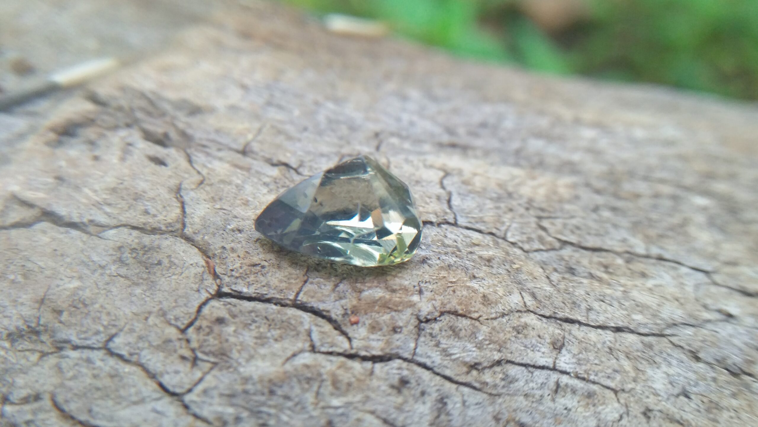 NATURAL Green SAPPHIRE Shape : Pear Cut : Mixed Cut Dimension : 9.1mm x 7.08mm x 5.8mm Weight : 2.90Cts Clarity : SI Colour : Green Transparency : Transparent