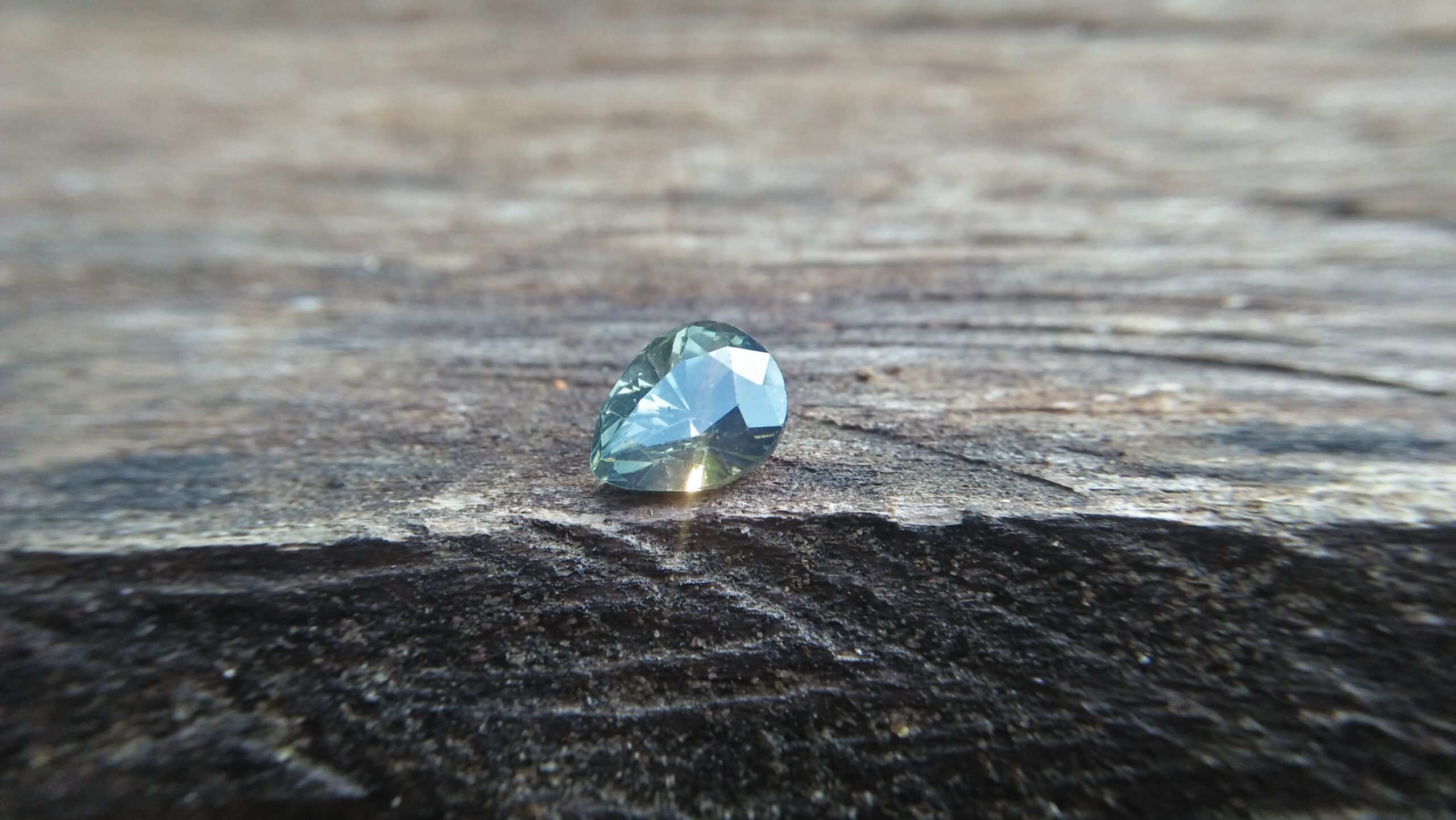 NATURAL Green SAPPHIRE Shape : Pear Cut : Mixed Cut Dimension : 9.1mm x 7.08mm x 5.8mm Weight : 2.90Cts Clarity : SI Colour : Green Transparency : Transparent