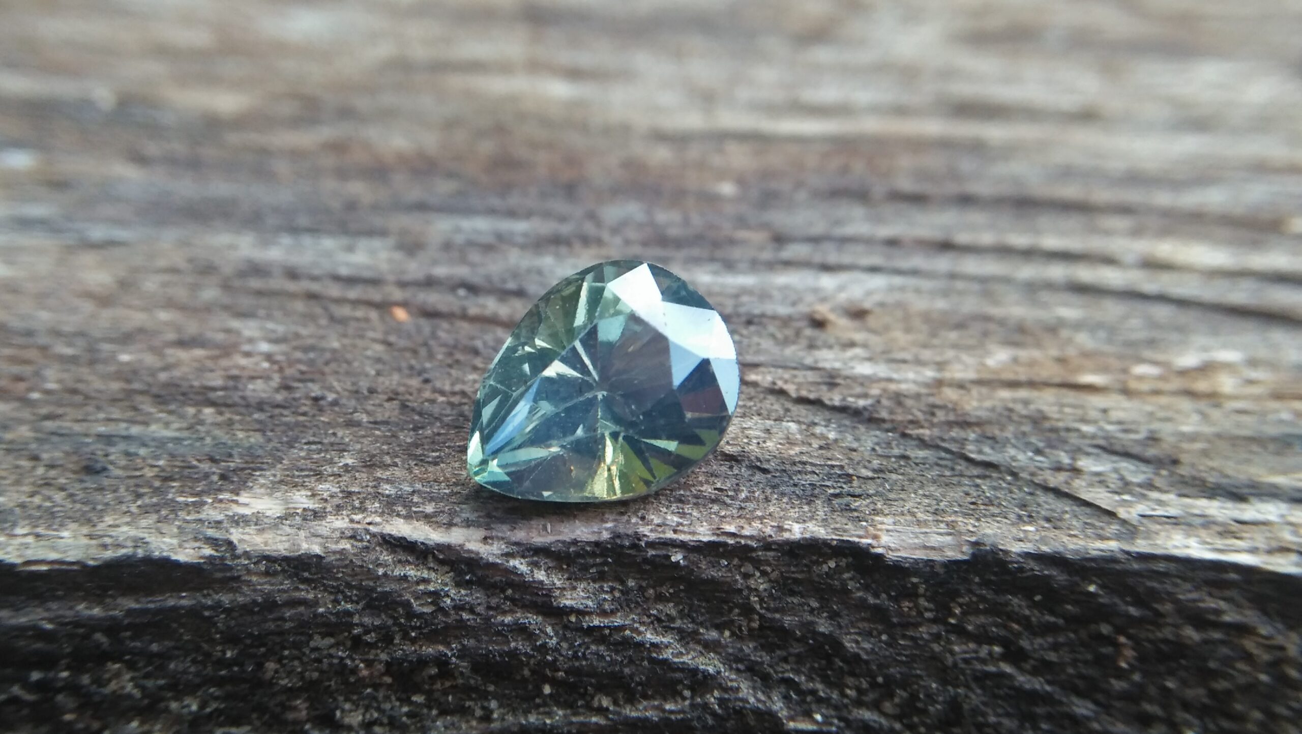 NATURAL Green SAPPHIRE Shape : Pear Cut : Mixed Cut Dimension : 9.1mm x 7.08mm x 5.8mm Weight : 2.90Cts Clarity : SI Colour : Green Transparency : Transparent