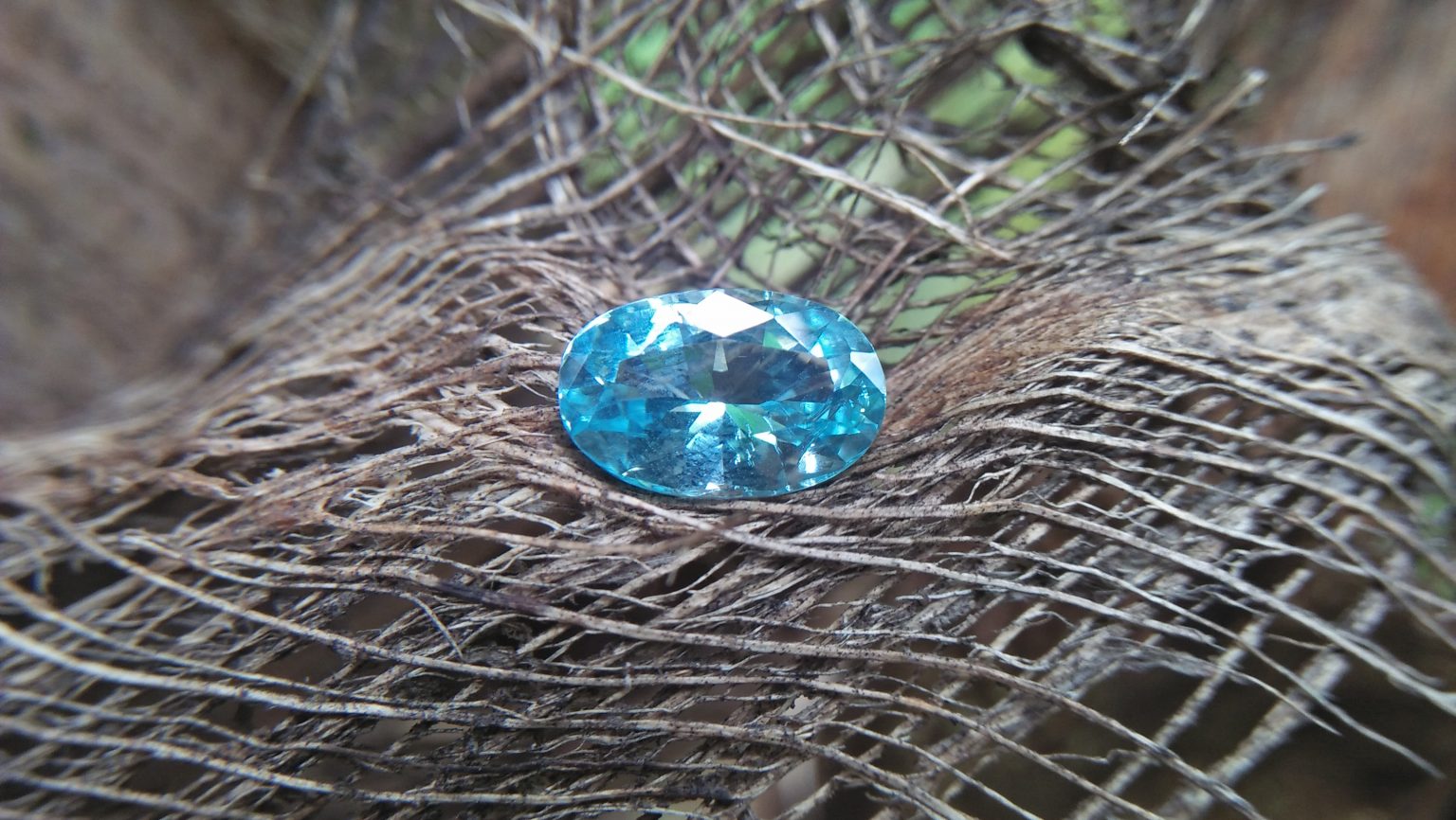 NATURAL AQUAMARINE Shape : Ovel Clarity : SI Treatment : Natural/Unheated Weight : 1.80 Cts Dimension : 10.1mm x 6.6mm x 4.9mm Colour : Bluish Green