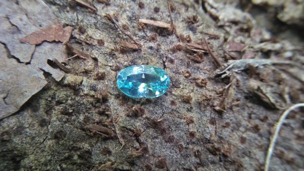 NATURAL AQUAMARINE Shape : Ovel Clarity : SI Treatment : Natural/Unheated Weight : 1.80 Cts Dimension : 10.1mm x 6.6mm x 4.9mm Colour : Bluish Green