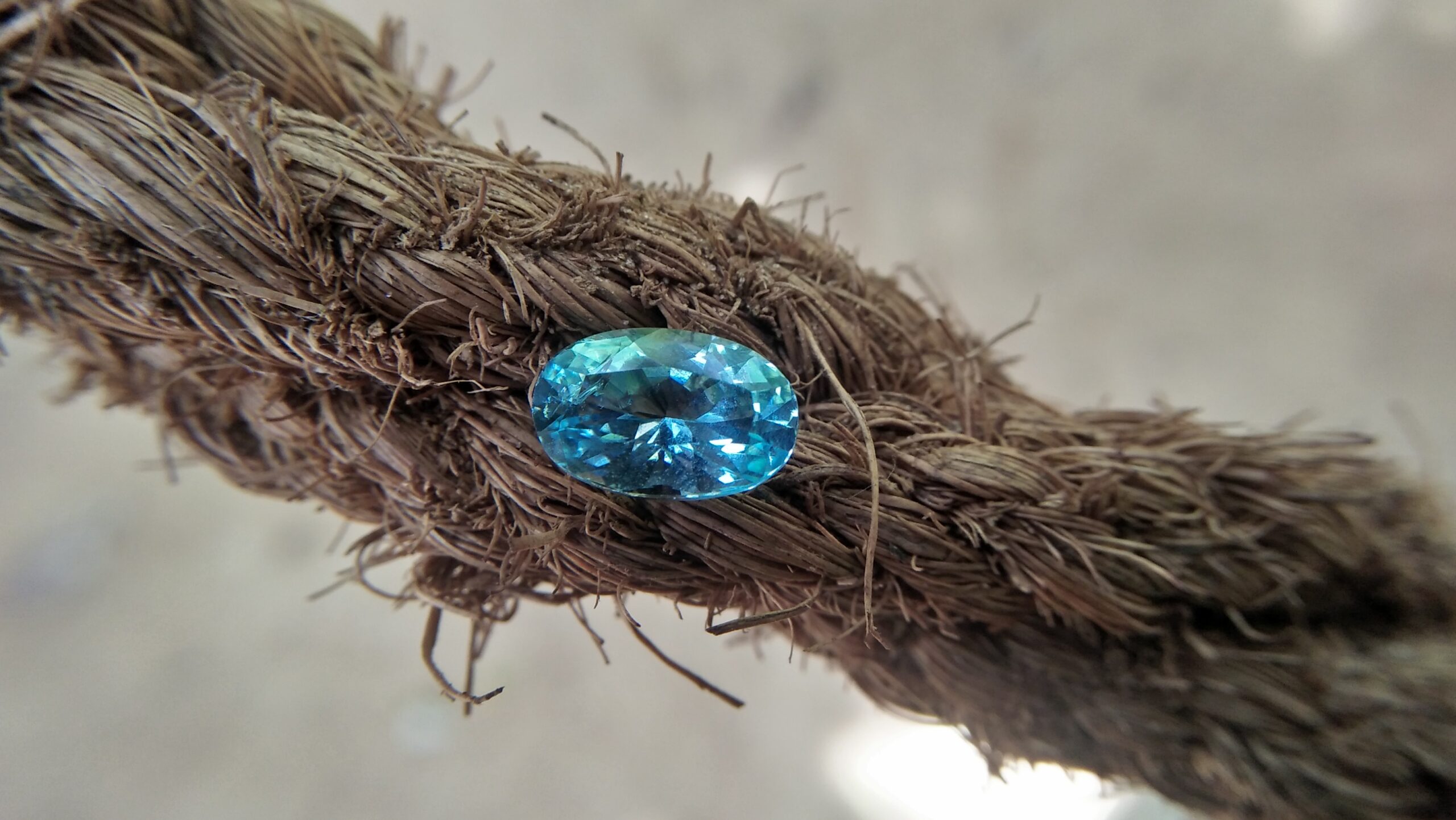 NATURAL AQUAMARINE Shape : Ovel Clarity : SI Treatment : Natural/Unheated Weight : 1.80 Cts Dimension : 10.1mm x 6.6mm x 4.9mm Colour : Bluish Green