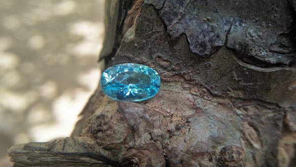 NATURAL AQUAMARINE Shape : Ovel Clarity : SI Treatment : Natural/Unheated Weight : 1.80 Cts Dimension : 10.1mm x 6.6mm x 4.9mm Colour : Bluish Green