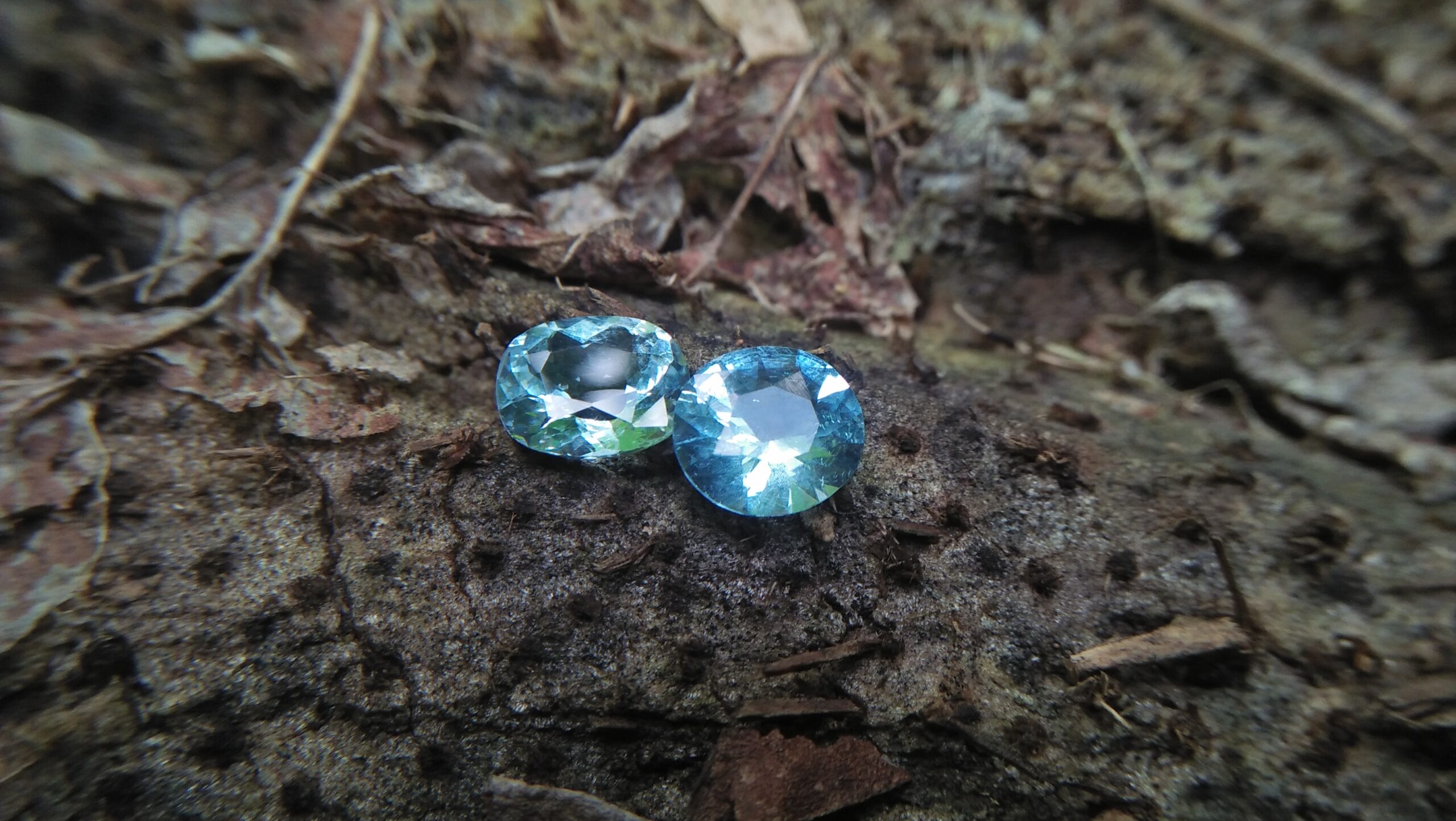 Healings of Aquamarine, Aquamarine Heals emotional trauma, Cools high temper and conflict, Relieves stress, helps get in touch with suppressed emotions, Brings peace, Clears the mind, Calms the heart and many healing in this stone. NATURAL AQUAMARINE Aquamarine is a color variety of the mineral beryl. Beryl is a mineral composed of beryllium aluminium cyclosilicate with the chemical formula Be₃Al₂. Well-known varieties of beryl include emerald and aquamarine. Naturally occurring, hexagonal crystals of beryl can be up to several meters in size, but terminated crystals are relatively rare. Hardness : 7.5 – 8 Crystal system : Hexagonal Specific gravity : Average 2.76 Optical properties : Uniaxial (-) Refractive index : nω = 1.564–1.595 nε = 1.568–1.602
