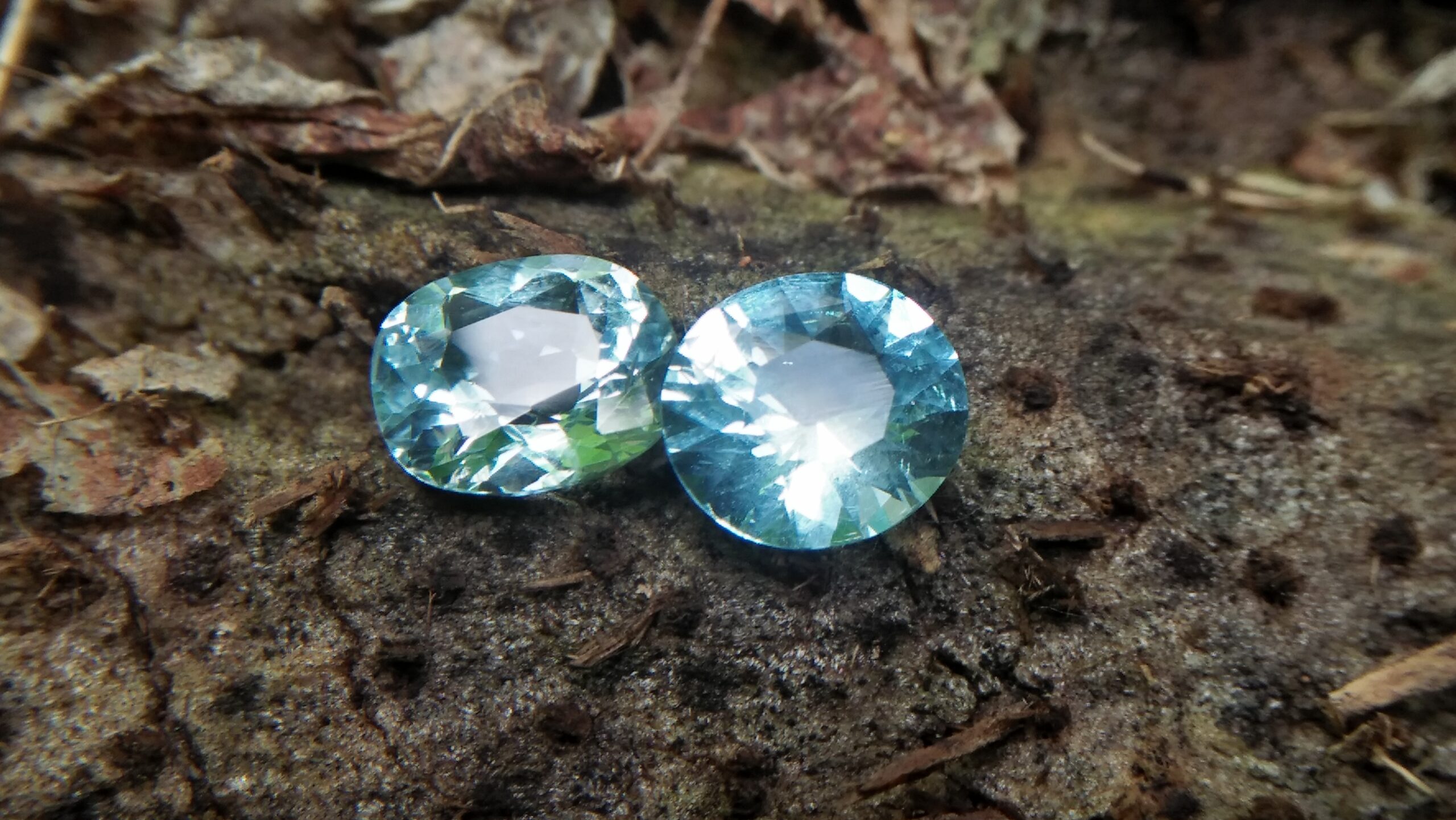 Healings of Aquamarine, Aquamarine Heals emotional trauma, Cools high temper and conflict, Relieves stress, helps get in touch with suppressed emotions, Brings peace, Clears the mind, Calms the heart and many healing in this stone. NATURAL AQUAMARINE Aquamarine is a color variety of the mineral beryl. Beryl is a mineral composed of beryllium aluminium cyclosilicate with the chemical formula Be₃Al₂. Well-known varieties of beryl include emerald and aquamarine. Naturally occurring, hexagonal crystals of beryl can be up to several meters in size, but terminated crystals are relatively rare. Hardness : 7.5 – 8 Crystal system : Hexagonal Specific gravity : Average 2.76 Optical properties : Uniaxial (-) Refractive index : nω = 1.564–1.595 nε = 1.568–1.602