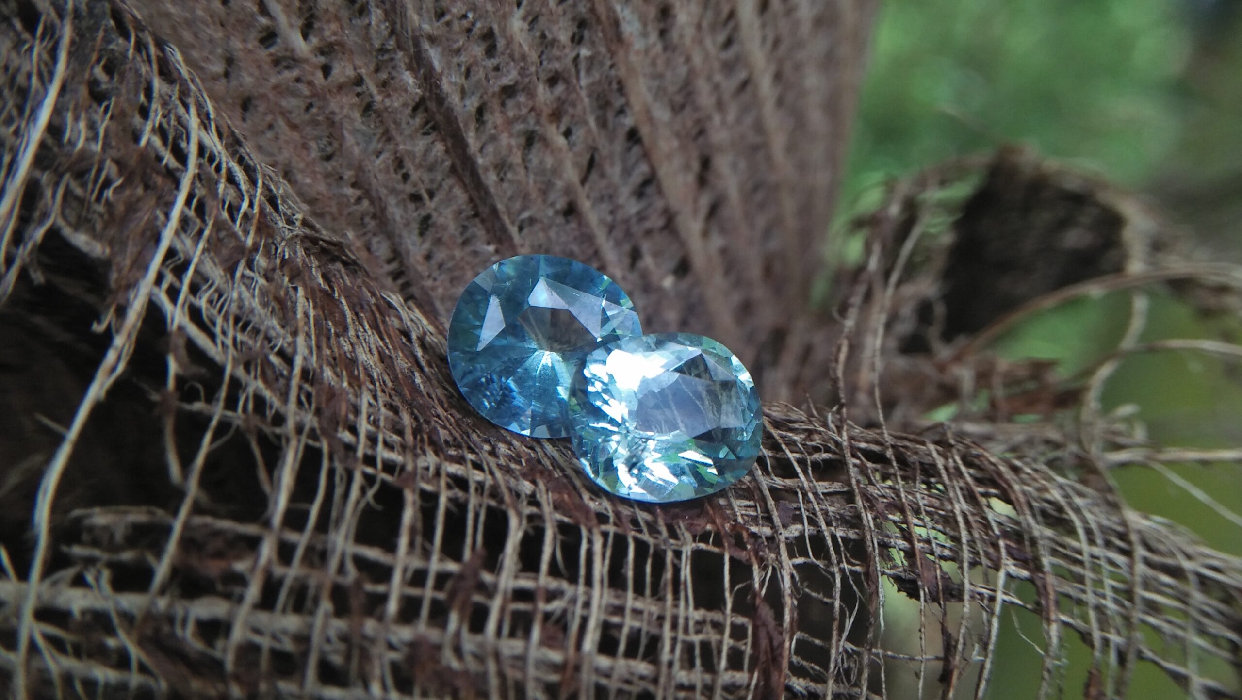 Healings of Aquamarine, Aquamarine Heals emotional trauma, Cools high temper and conflict, Relieves stress, helps get in touch with suppressed emotions, Brings peace, Clears the mind, Calms the heart and many healing in this stone. NATURAL AQUAMARINE Aquamarine is a color variety of the mineral beryl. Beryl is a mineral composed of beryllium aluminium cyclosilicate with the chemical formula Be₃Al₂. Well-known varieties of beryl include emerald and aquamarine. Naturally occurring, hexagonal crystals of beryl can be up to several meters in size, but terminated crystals are relatively rare. Hardness : 7.5 – 8 Crystal system : Hexagonal Specific gravity : Average 2.76 Optical properties : Uniaxial (-) Refractive index : nω = 1.564–1.595 nε = 1.568–1.602