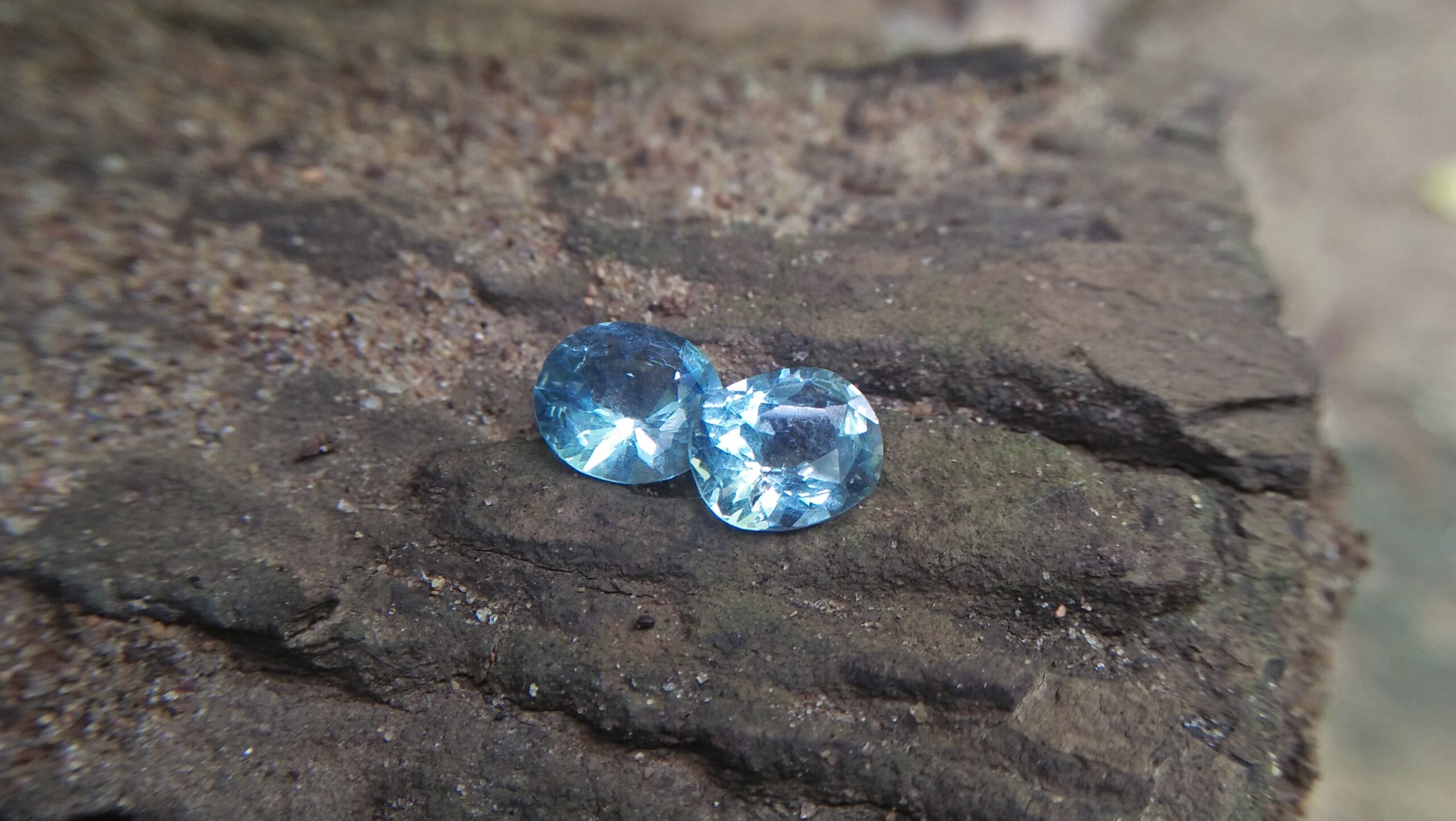 Healings of Aquamarine, Aquamarine Heals emotional trauma, Cools high temper and conflict, Relieves stress, helps get in touch with suppressed emotions, Brings peace, Clears the mind, Calms the heart and many healing in this stone. NATURAL AQUAMARINE Aquamarine is a color variety of the mineral beryl. Beryl is a mineral composed of beryllium aluminium cyclosilicate with the chemical formula Be₃Al₂. Well-known varieties of beryl include emerald and aquamarine. Naturally occurring, hexagonal crystals of beryl can be up to several meters in size, but terminated crystals are relatively rare. Hardness : 7.5 – 8 Crystal system : Hexagonal Specific gravity : Average 2.76 Optical properties : Uniaxial (-) Refractive index : nω = 1.564–1.595 nε = 1.568–1.602
