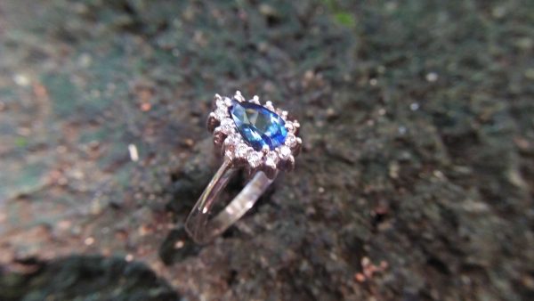 Blue Sapphire for Princess NATURAL BLUE SAPPHIRE Pio - Silver Ladies Ring Shape : Pear Dimension : 6.76 mmx 4.99 mm x 3.26 mm Weight : 0.93Cts Clarity : VVS Colour : Blue Transparency : Transparent Origin : Sri Lanka