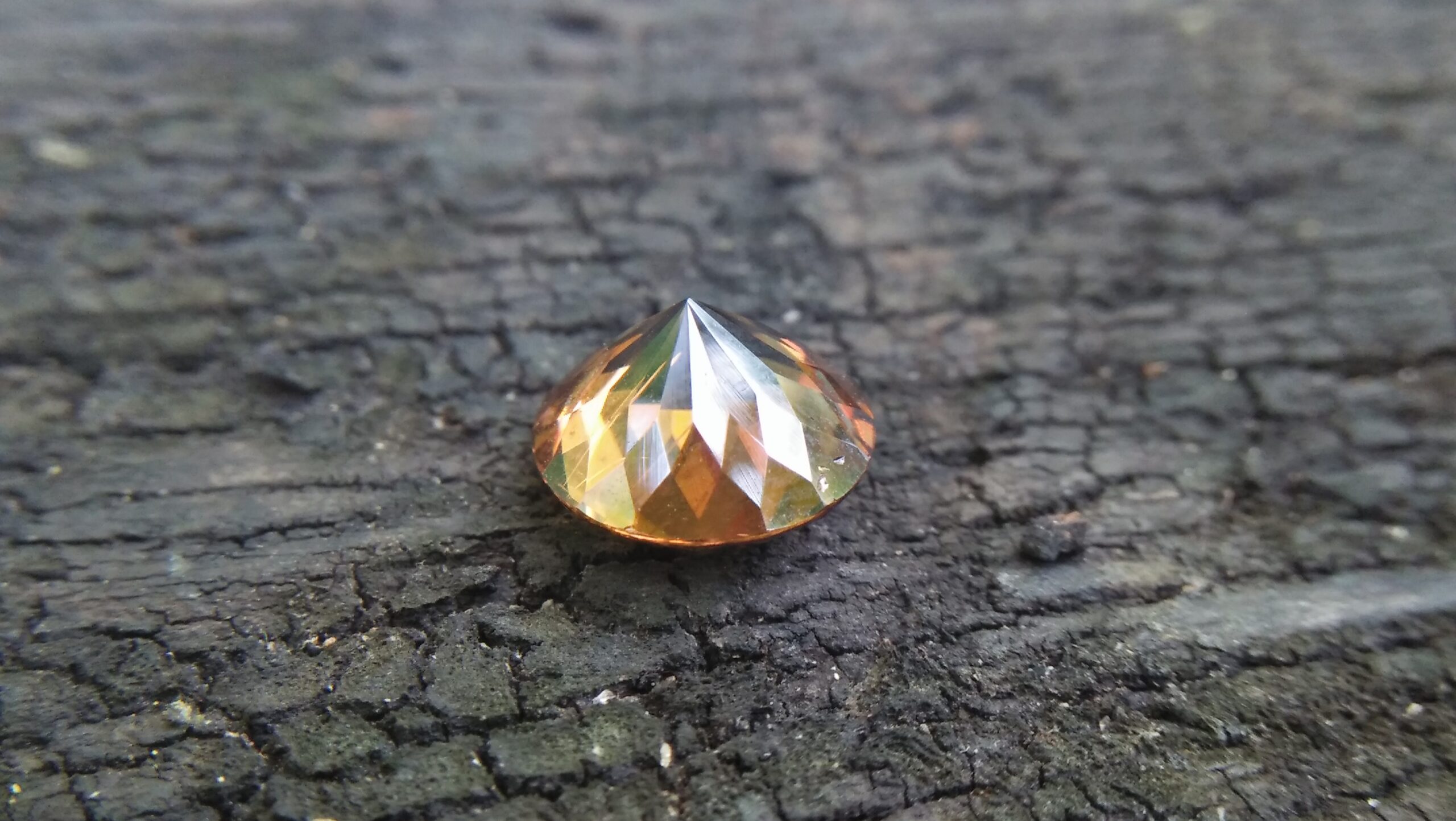 Natural Golden Honey Colour Zircon WEIGHT : 4.20Cts COLOUR : Golden Honey Yellow CUT & SHAPE : Round Flower Cut TRANSPARENCY : Transparent MEASUREMMENT : 8.85 mm x 6 mm TREATMENT : None Origin : Sri Lanka Clarity : SI