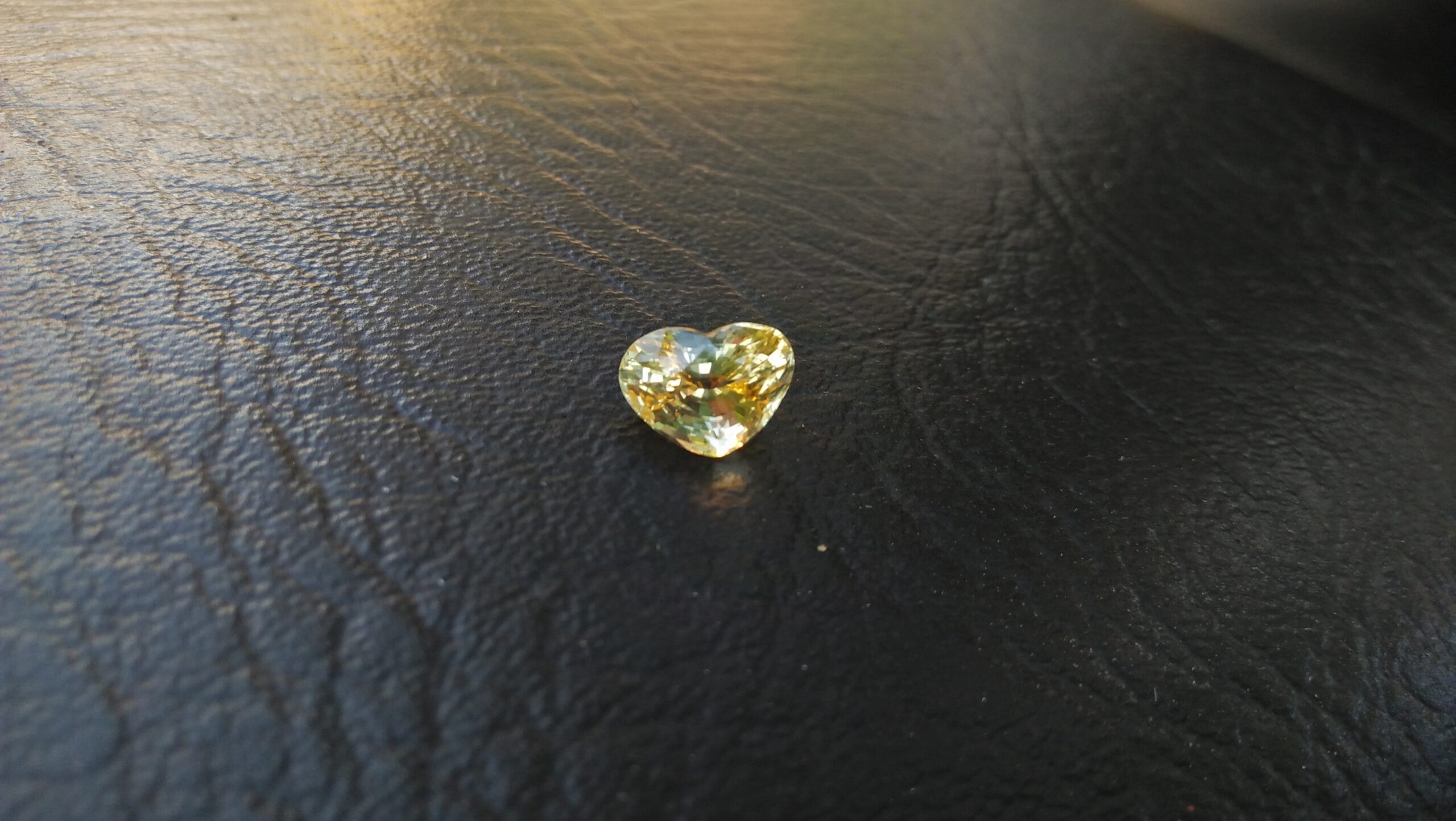 Ceylon Natural Yellow Sapphire Descriptions Weight : 4Cts Color : Yellow Treatment: No heating Transparent: Good transparency Shape : Shape of the heart Clarity : VVS Danu Group - Gemstones Directly from the Source 黃色的藍寶石 重量 : 4Cts 颜色 : 黄色 治疗 :不加热 透明 : 好透明 形状 : 心的形状 清晰度 : VVS 寶石直接來自矿塲