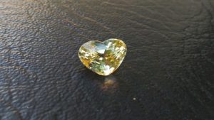 Ceylon Natural Yellow Sapphire Descriptions Weight : 4Cts Color : Yellow Treatment: No heating Transparent: Good transparency Shape : Shape of the heart Clarity : VVS Danu Group - Gemstones Directly from the Source 黃色的藍寶石 重量 : 4Cts 颜色 : 黄色 治疗 :不加热 透明 : 好透明 形状 : 心的形状 清晰度 : VVS 寶石直接來自矿塲
