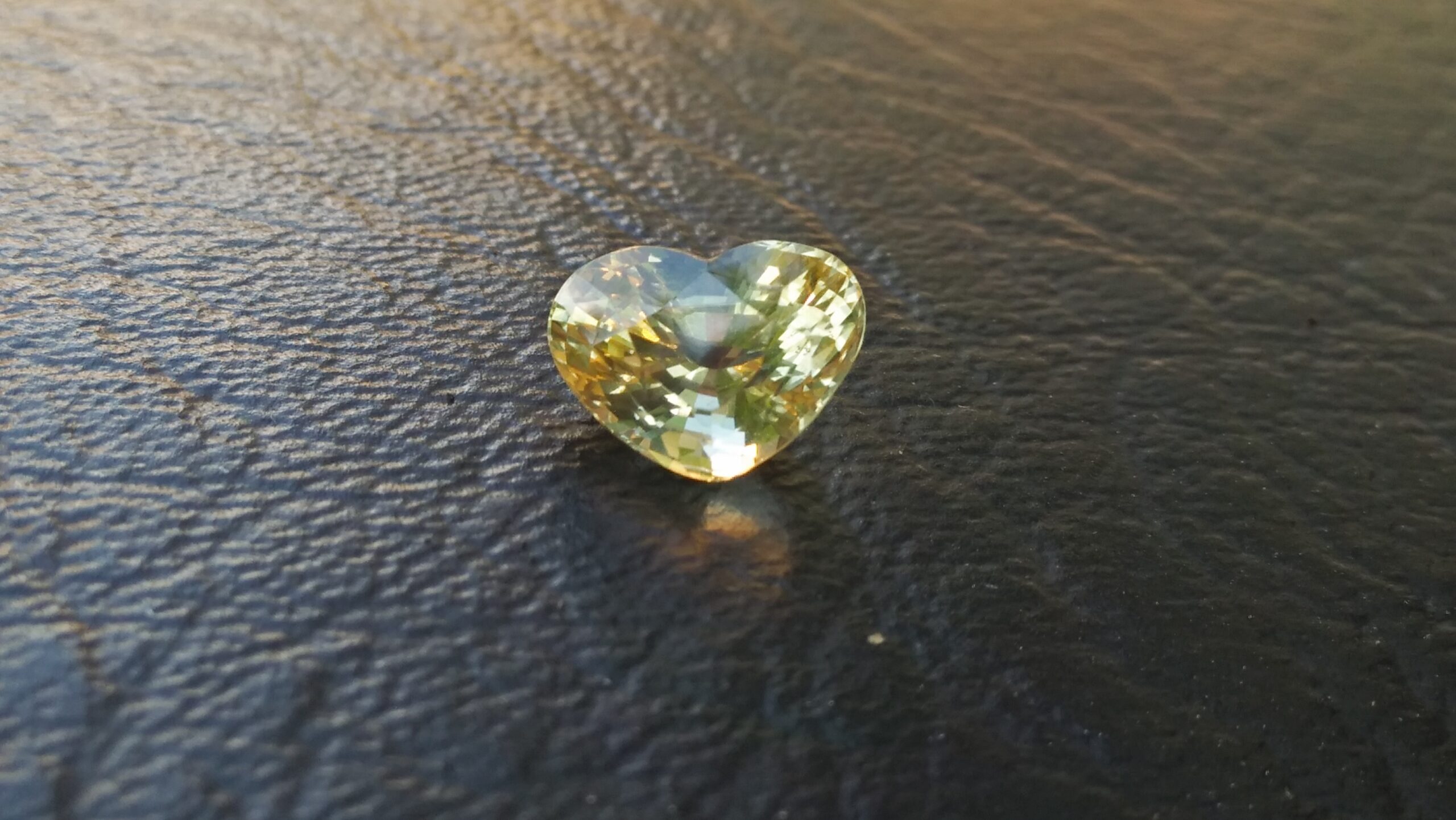 Ceylon Natural Yellow Sapphire Descriptions Weight : 4Cts Color : Yellow Treatment: No heating Transparent: Good transparency Shape : Shape of the heart Clarity : VVS Danu Group - Gemstones Directly from the Source 黃色的藍寶石 重量 : 4Cts 颜色 : 黄色 治疗 :不加热 透明 : 好透明 形状 : 心的形状 清晰度 : VVS 寶石直接來自矿塲